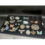 Lot of Various costume brooches to include butterfly and dragonfly brooches. Also includes a