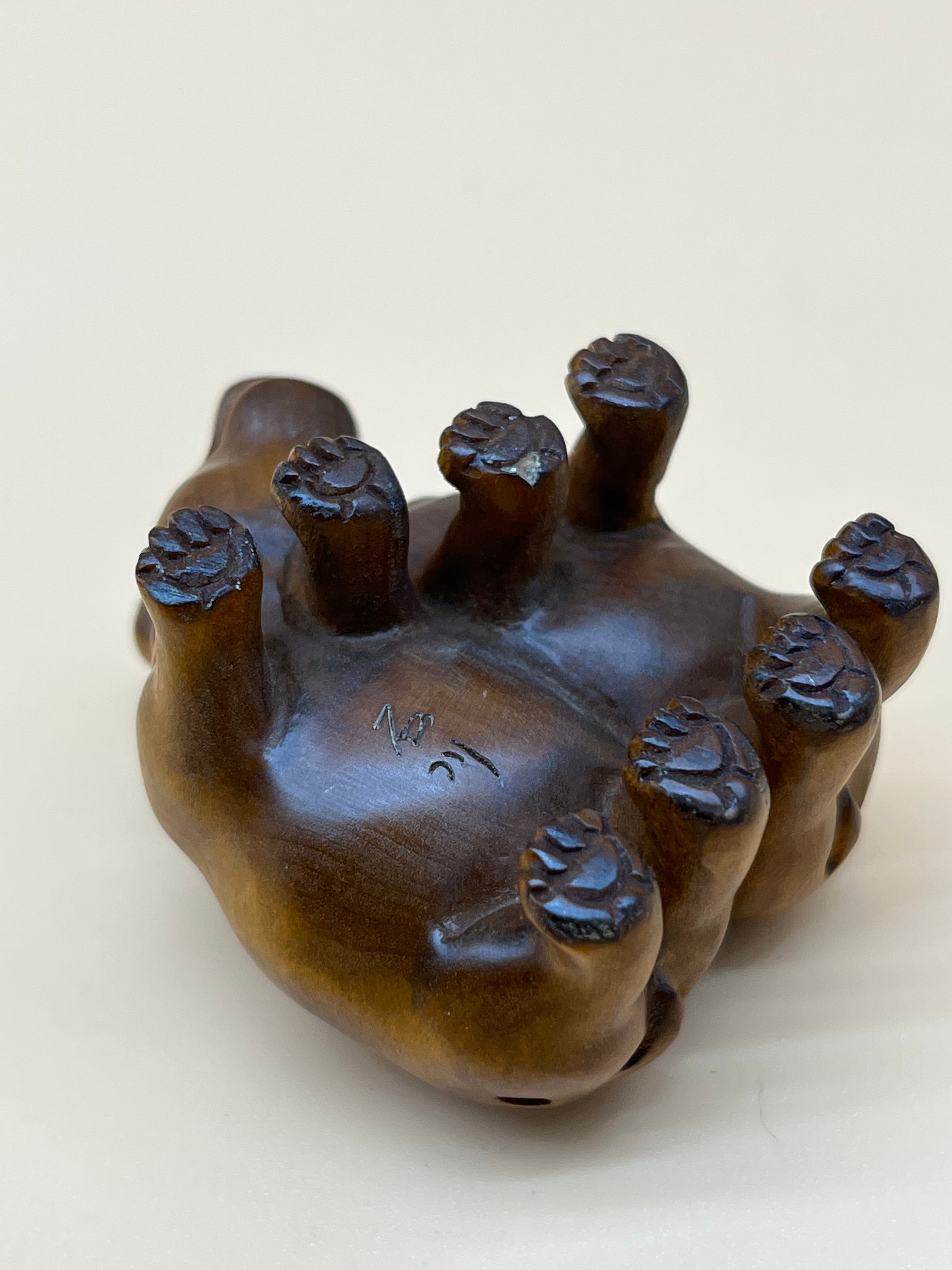 Japanese hand carved netsuke sculpture of a pair of hippos, both have black bead eyes and signed - Image 5 of 5