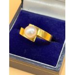 18ct yellow gold ring set with a single pearl. Marked with Sheffield and Edinburgh assay mark- maker
