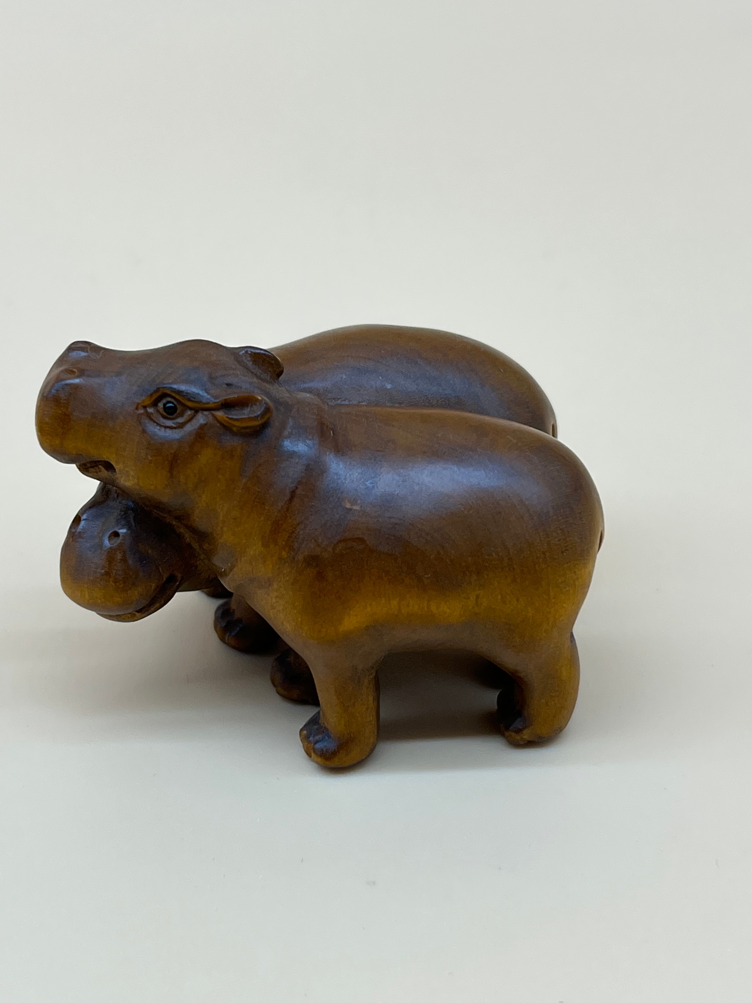 Japanese hand carved netsuke sculpture of a pair of hippos, both have black bead eyes and signed - Image 4 of 5