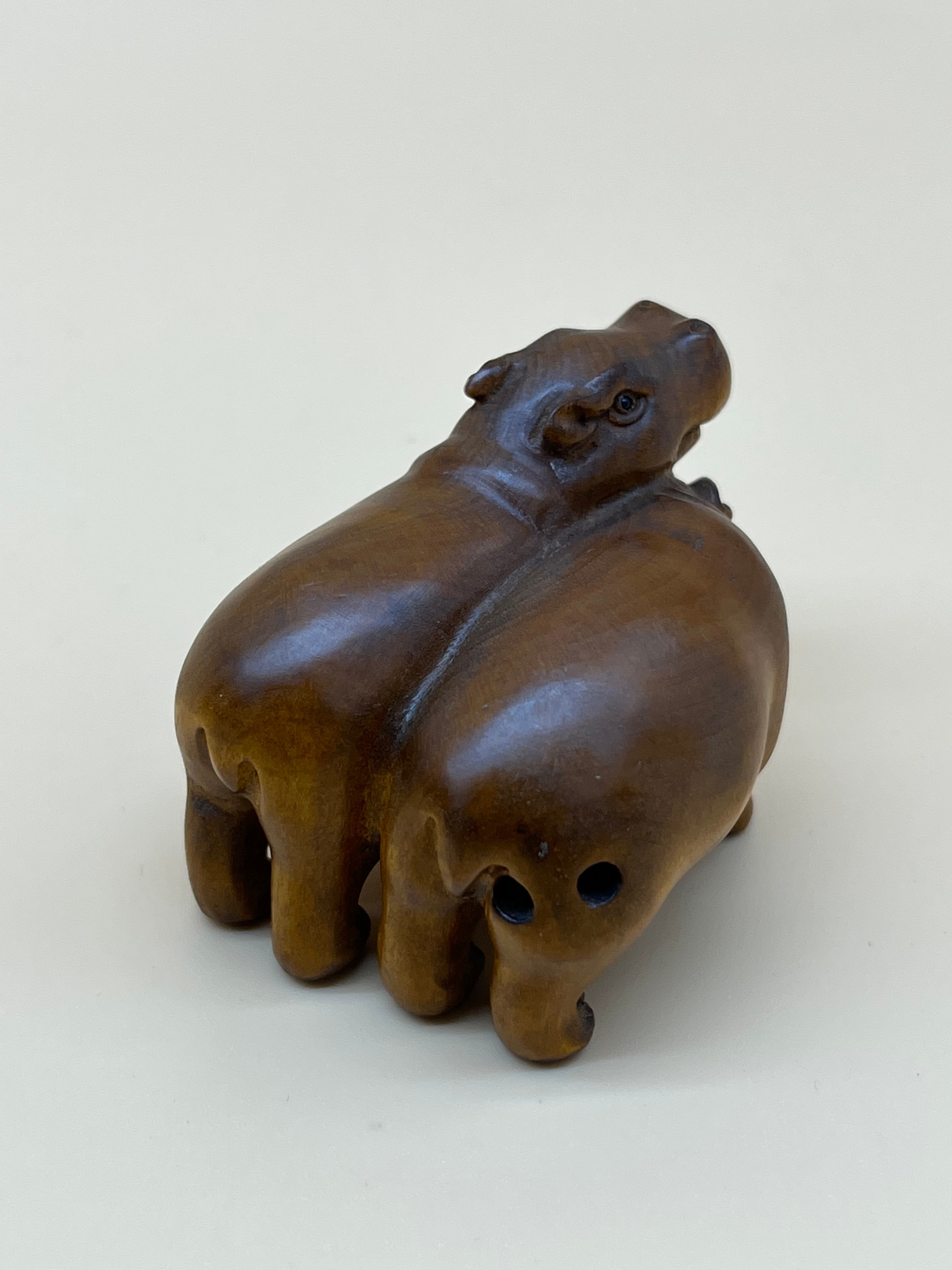 Japanese hand carved netsuke sculpture of a pair of hippos, both have black bead eyes and signed - Image 3 of 5