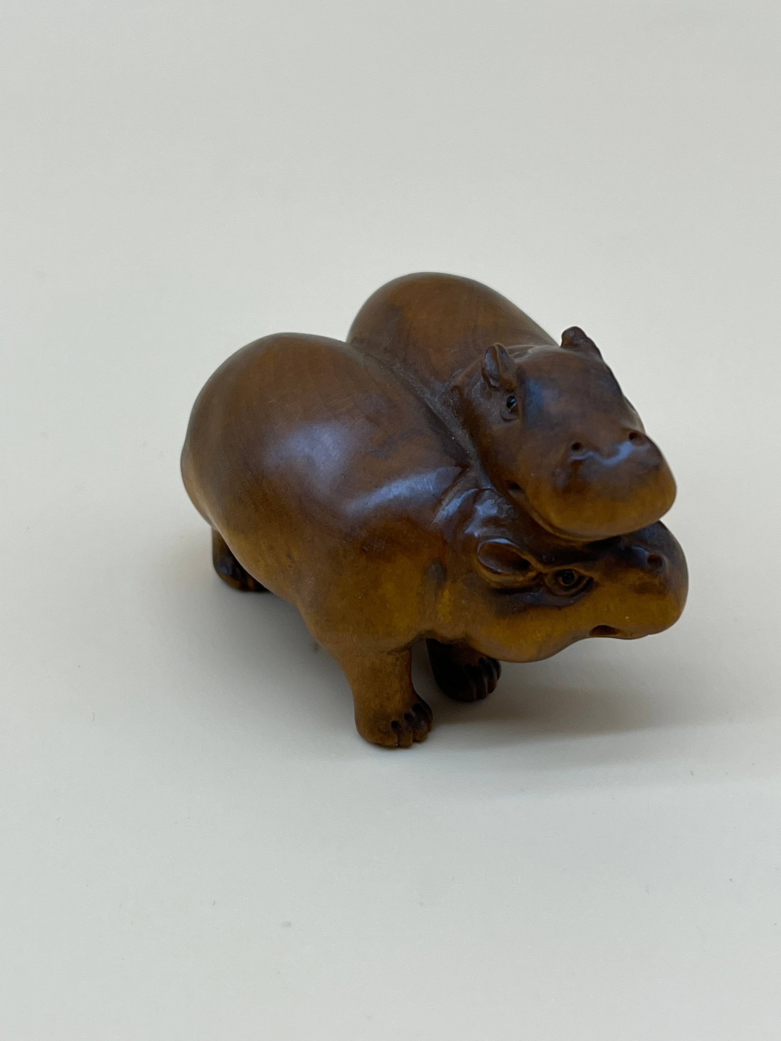 Japanese hand carved netsuke sculpture of a pair of hippos, both have black bead eyes and signed - Image 2 of 5