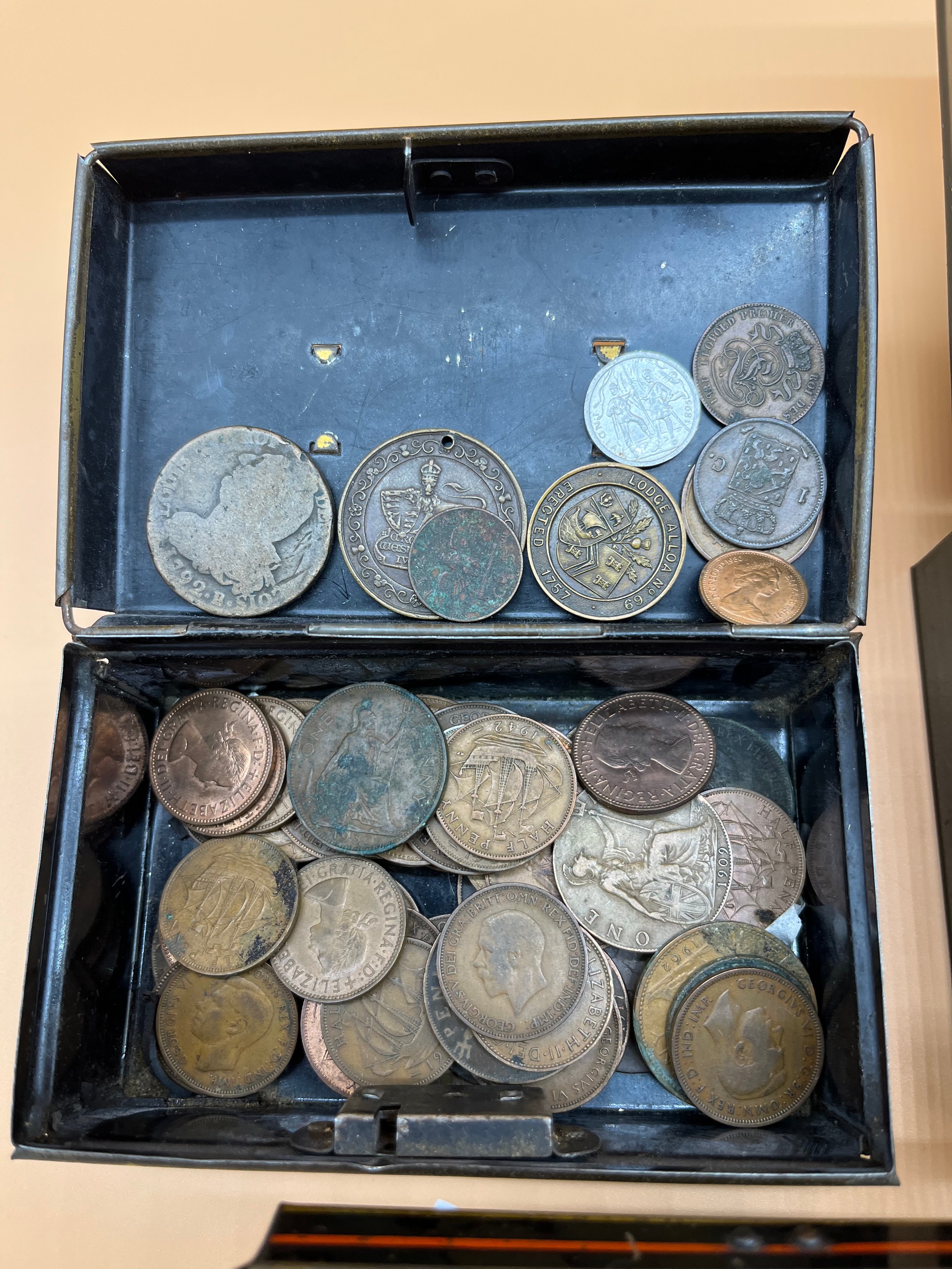 Four tins of various British coinage, Includes Masonic coin, one pennies, Three pence and crowns - Bild 2 aus 4