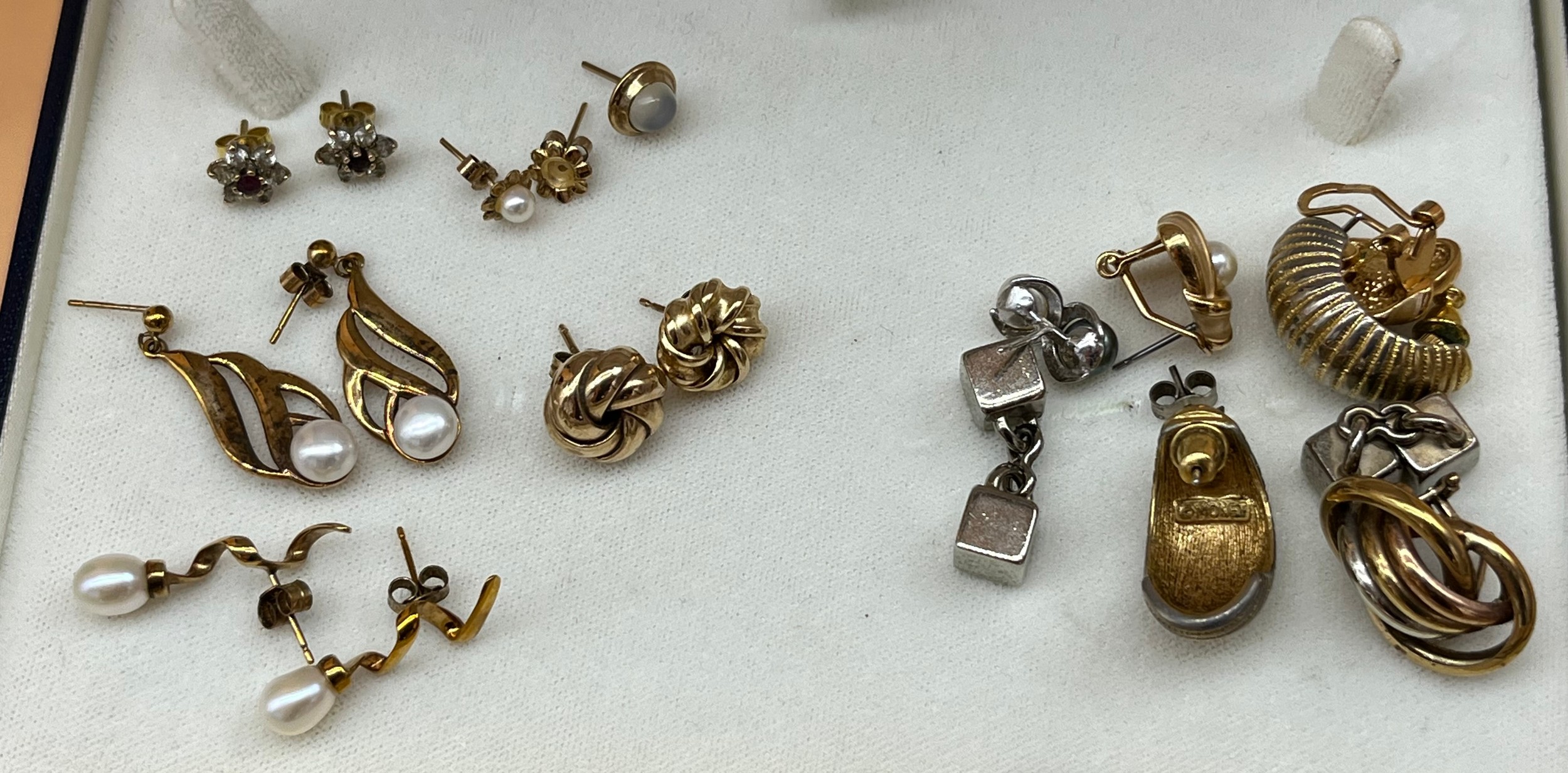 Collection of 9ct gold earrings. Includes 4 pairs Of earrings and various loose. [11.23grams]