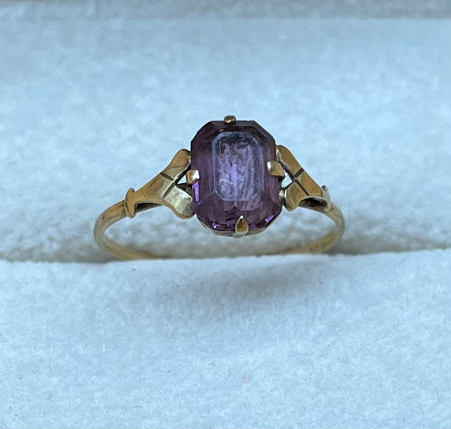 9ct gold and purple stone ring, together with antique 9ct gold necklace. [3.87grams] [Ring size Q]