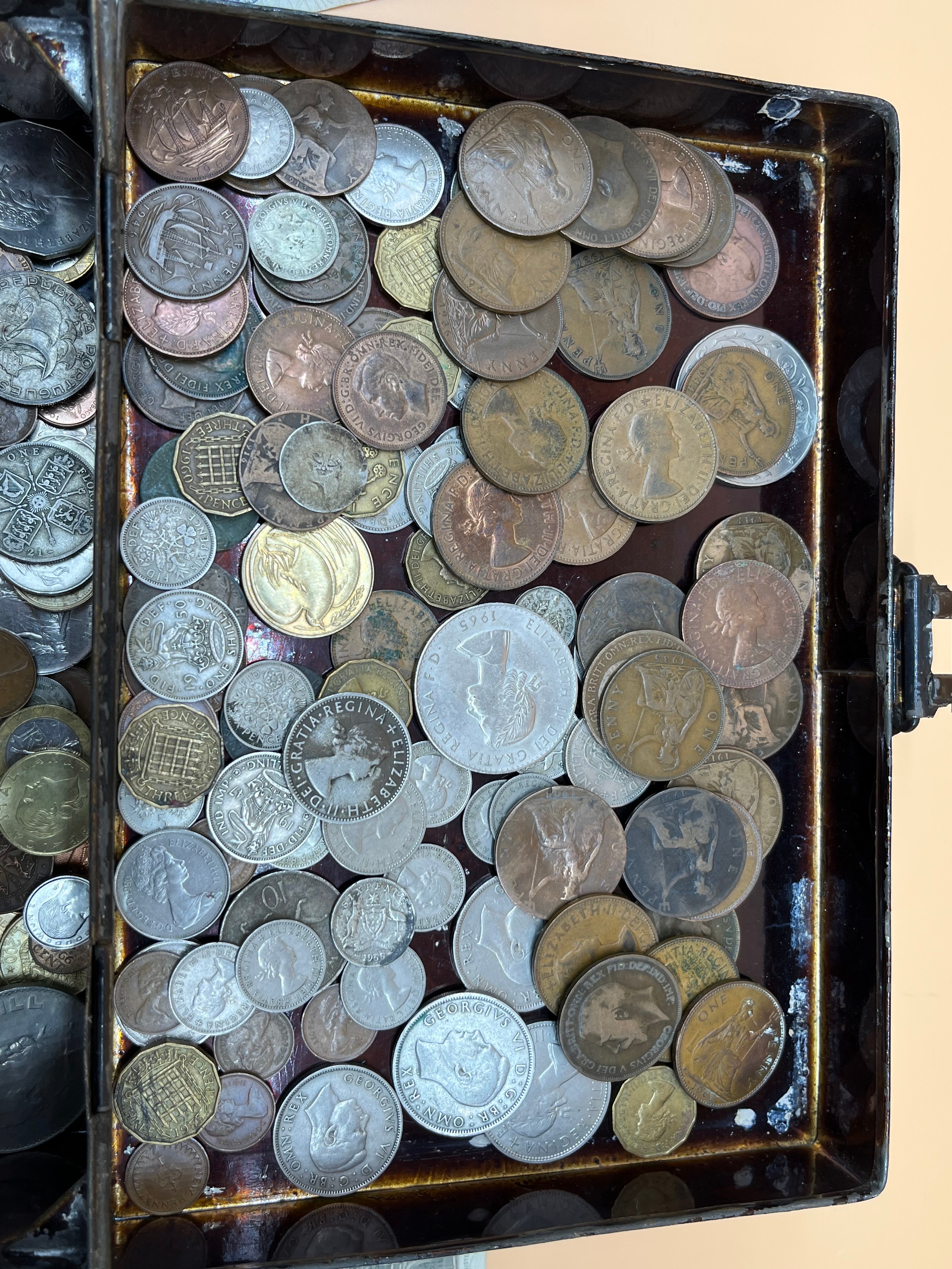 Collection of mixed world coins and bank notes to include 1952 Candian Dollar, Bank of England 10 - Bild 3 aus 3