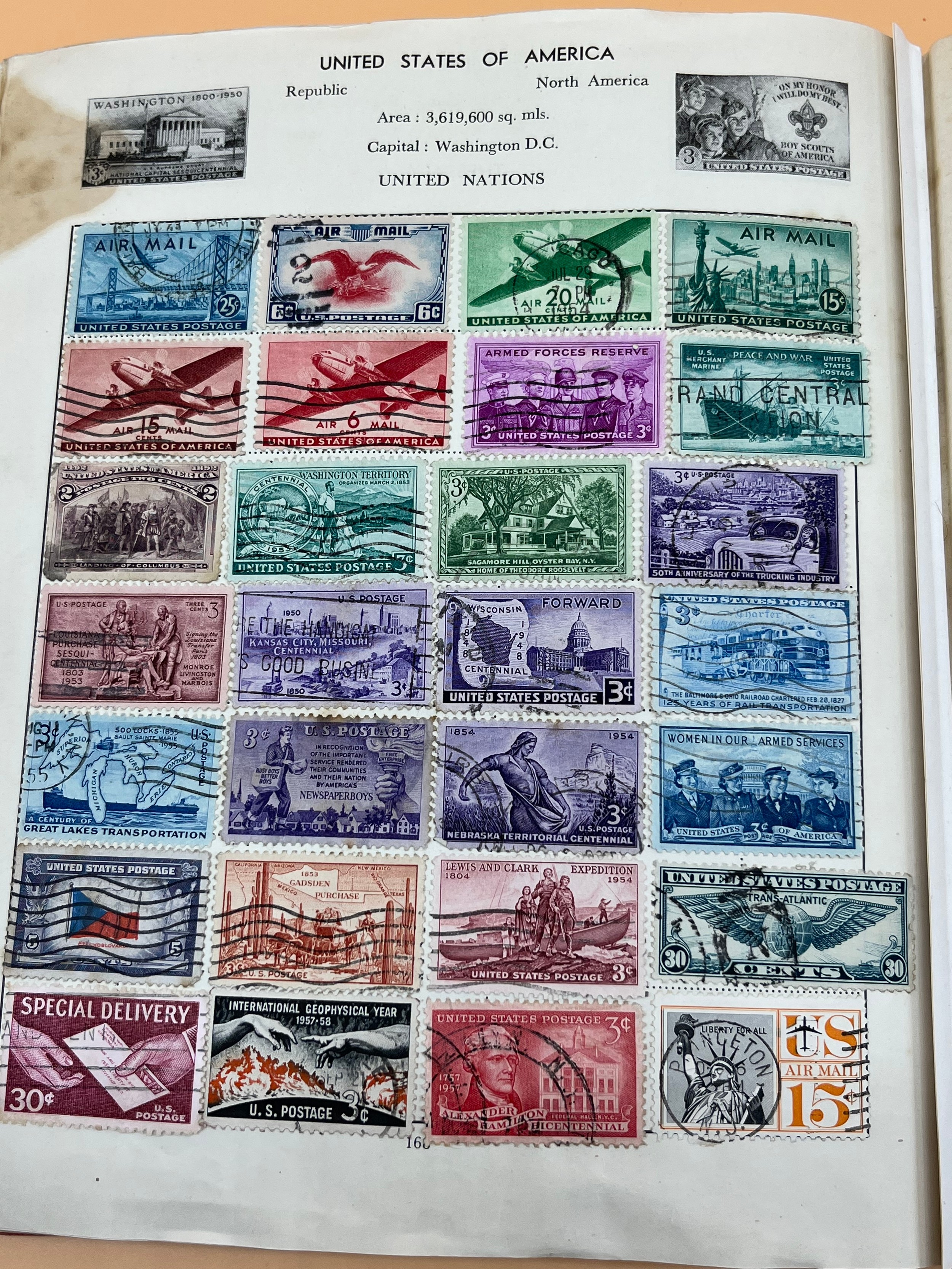 Vintage stamp album containing a collection of world stamps - Image 19 of 22