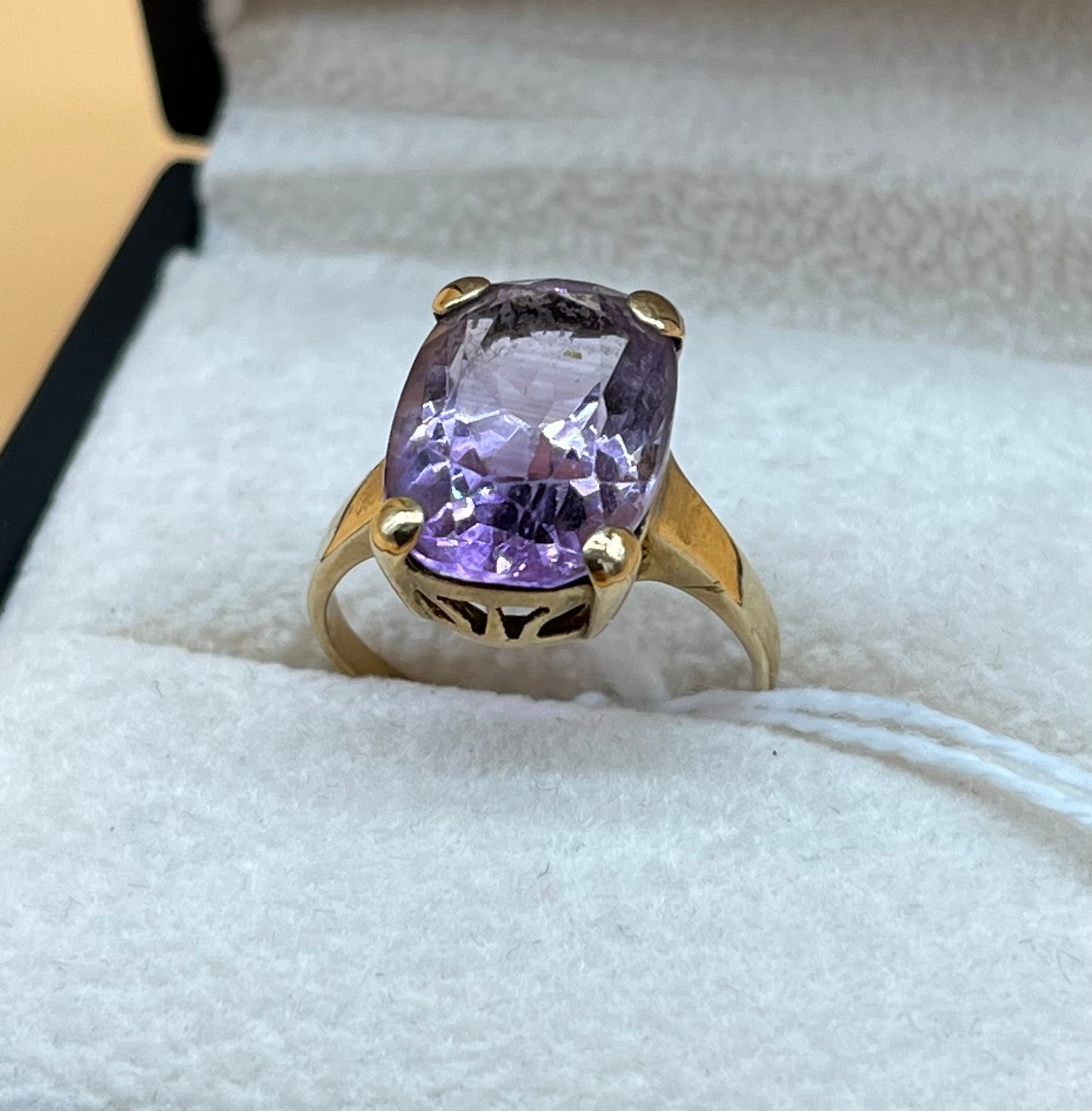 9ct yellow gold and amethyst stone ring. [3.47grams] [Ring size J]