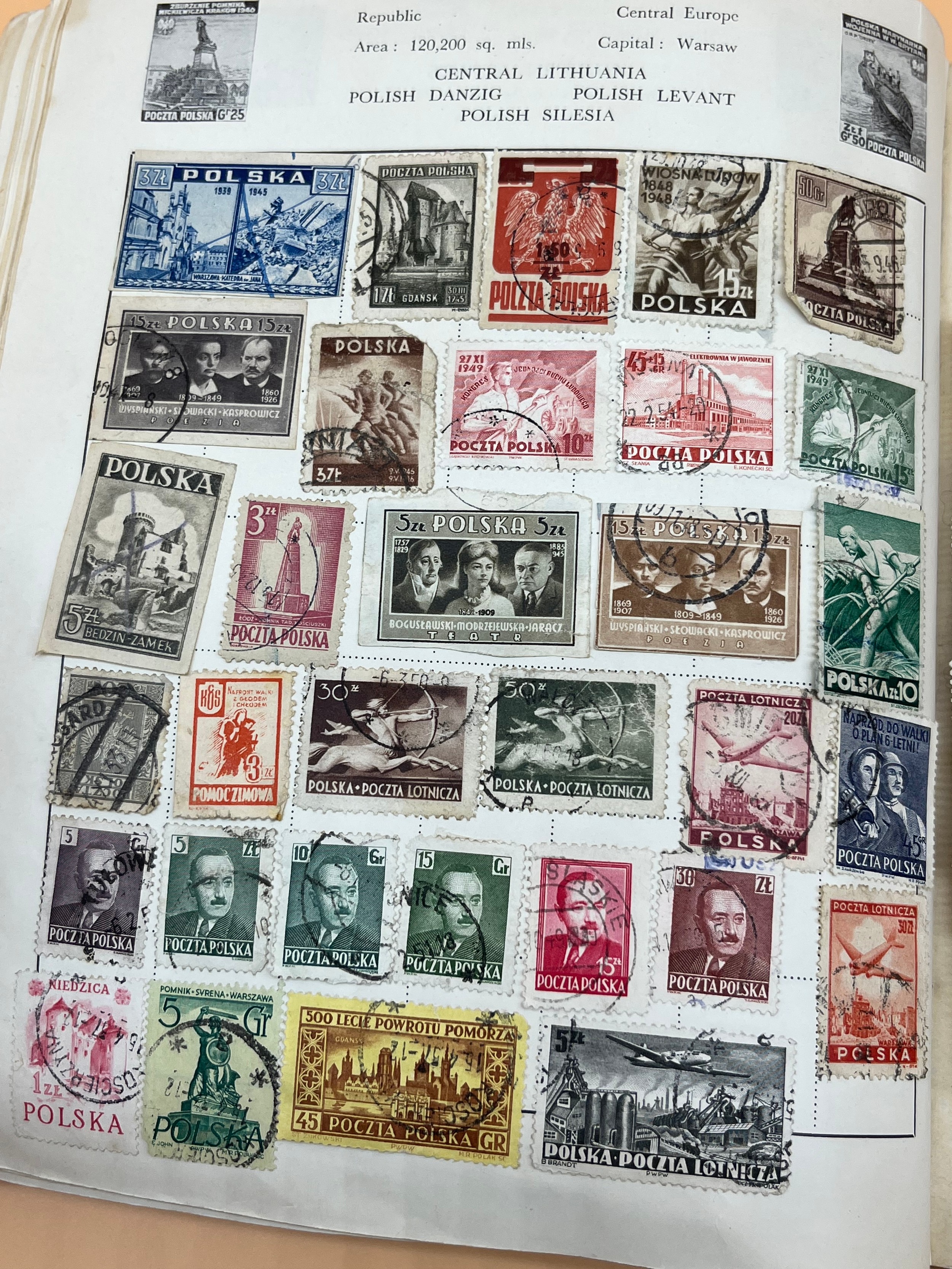 Vintage stamp album containing a collection of world stamps - Image 16 of 22