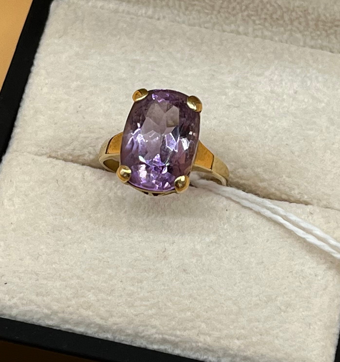 9ct yellow gold and amethyst stone ring. [3.47grams] [Ring size J] - Image 2 of 2