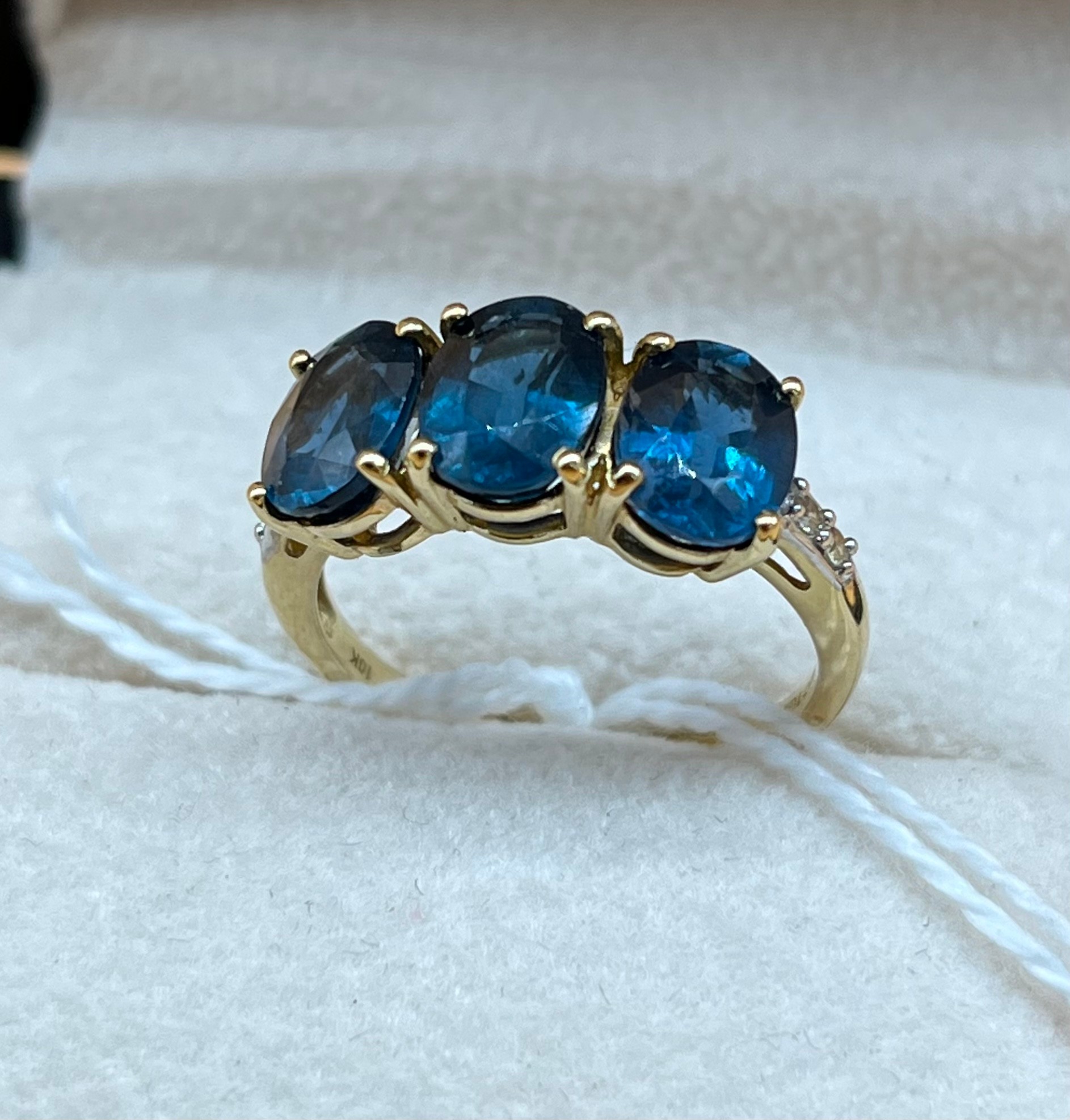 10ct yellow gold ladies ring set with three large blue topaz stones off set by small white spinel - Image 2 of 2