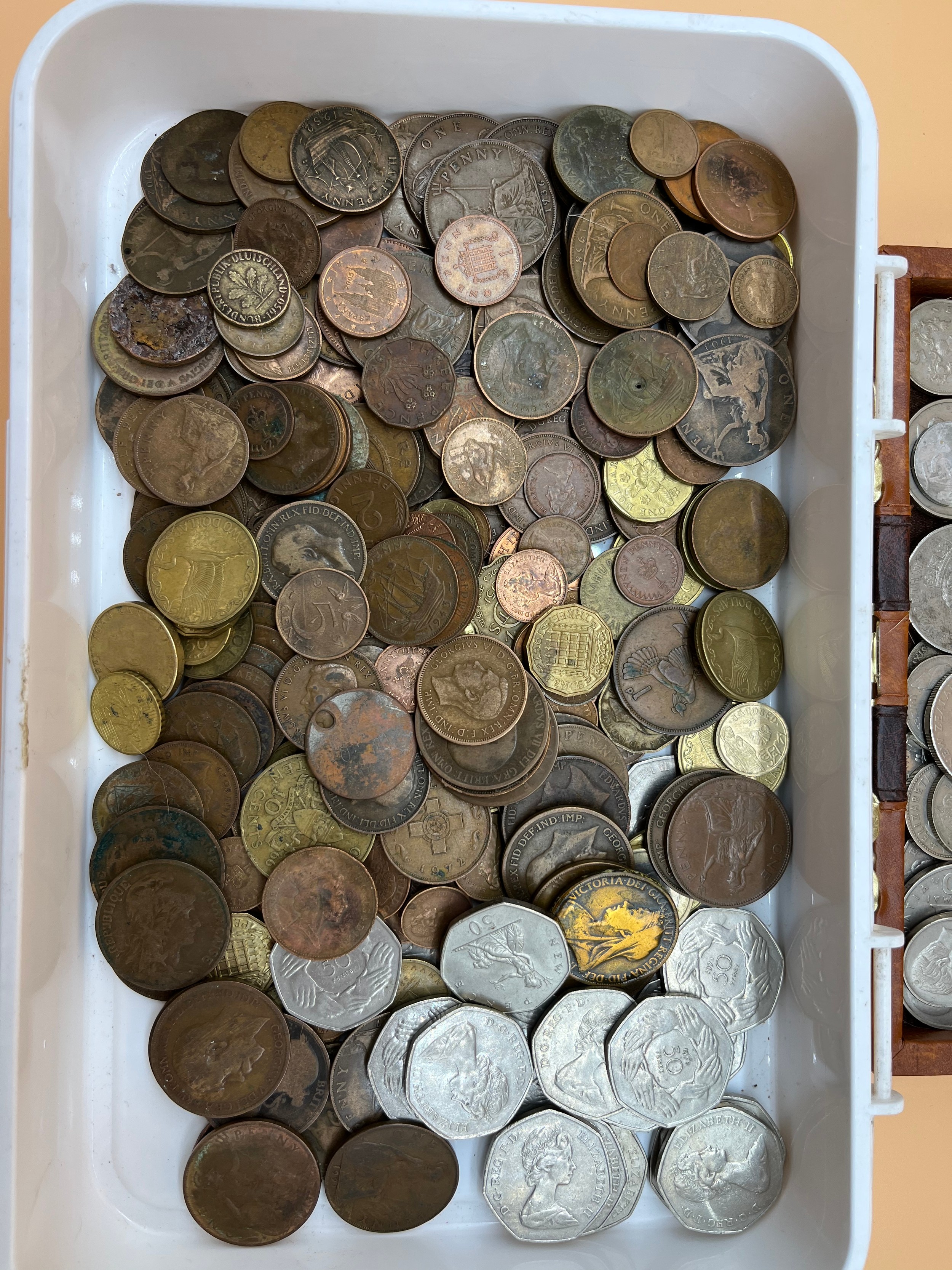 Small case of British and foreign coinage to include various Victorian and George V Silver coins. - Bild 3 aus 3