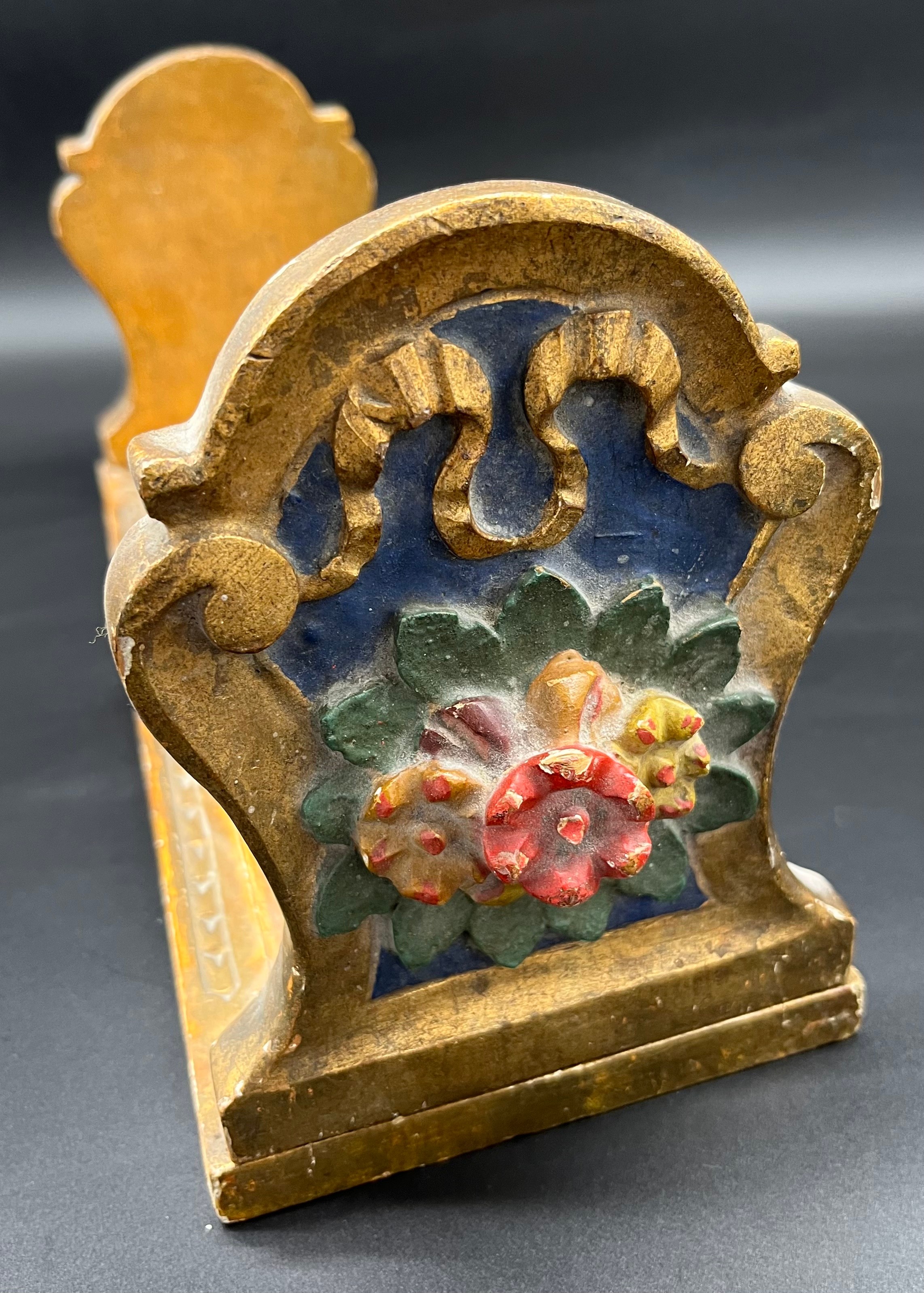 A Regency style moulded and gilt painted table top book shelf. - Image 3 of 5