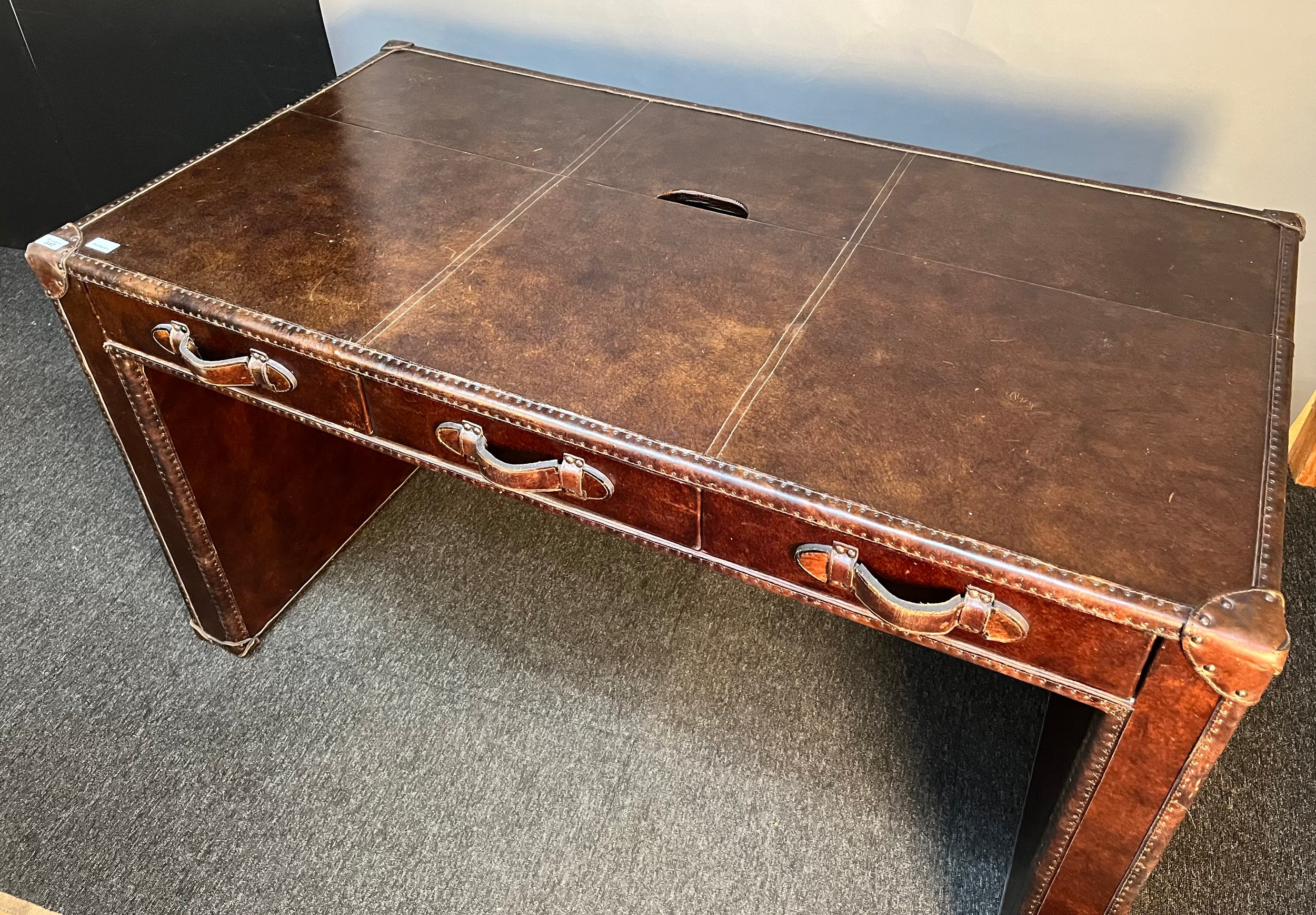 Contemporary leather trunk design desk [Timothy Oulton], the rectangular top above three short - Image 2 of 6