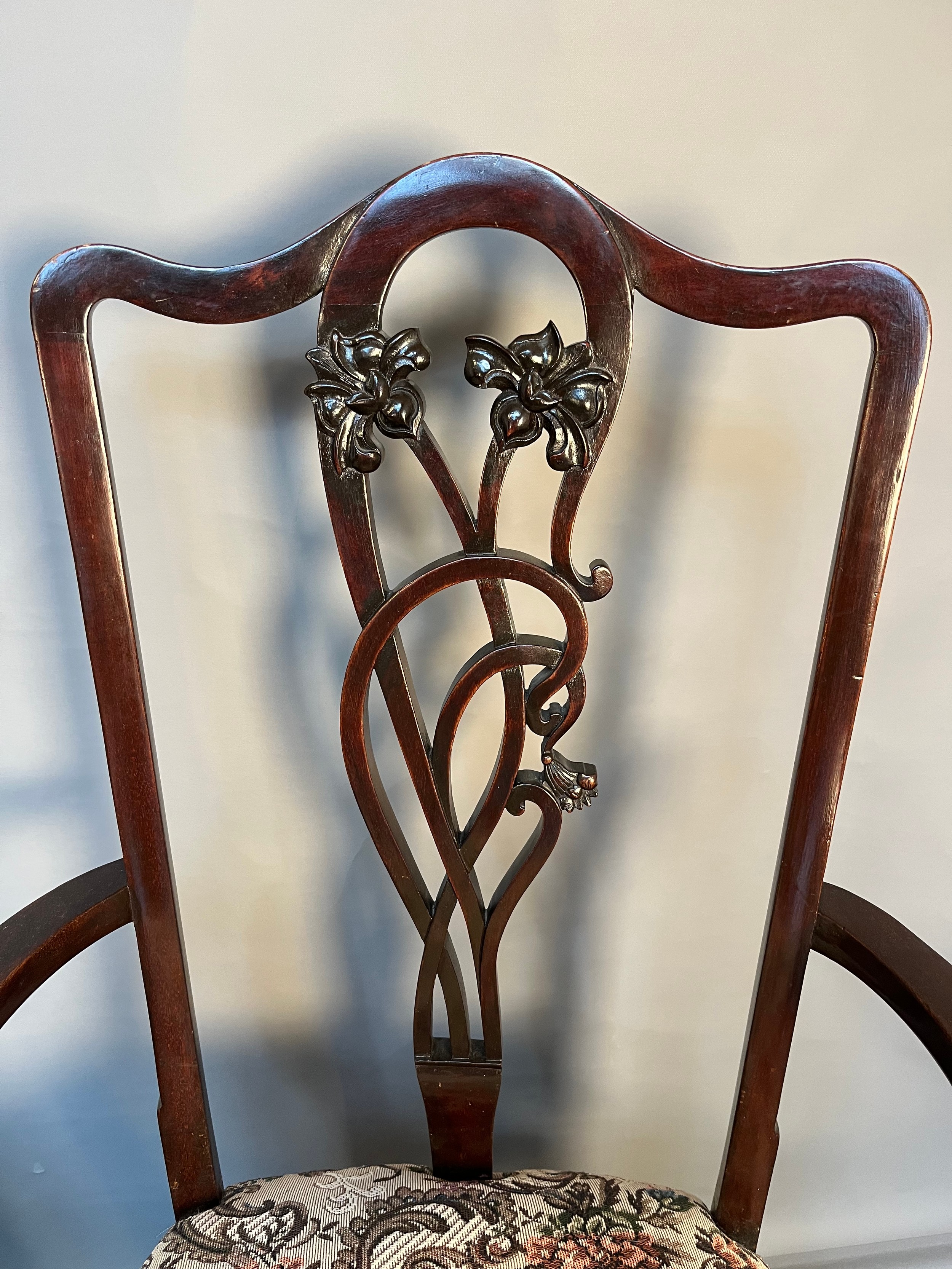 Art Nouveau chair, the shaped back with central moulded foliate splat, above open arm supports and - Image 2 of 4