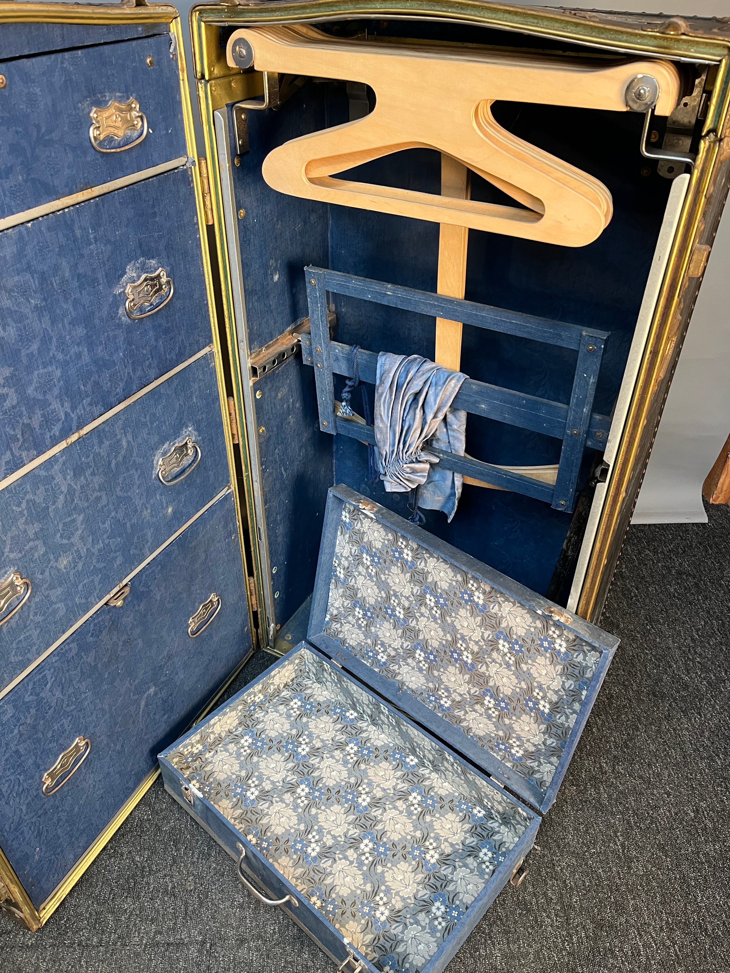 Vintage travel trunk [Mendel Trunk] with fitted interior drawers and coat stand, complete with - Image 9 of 11