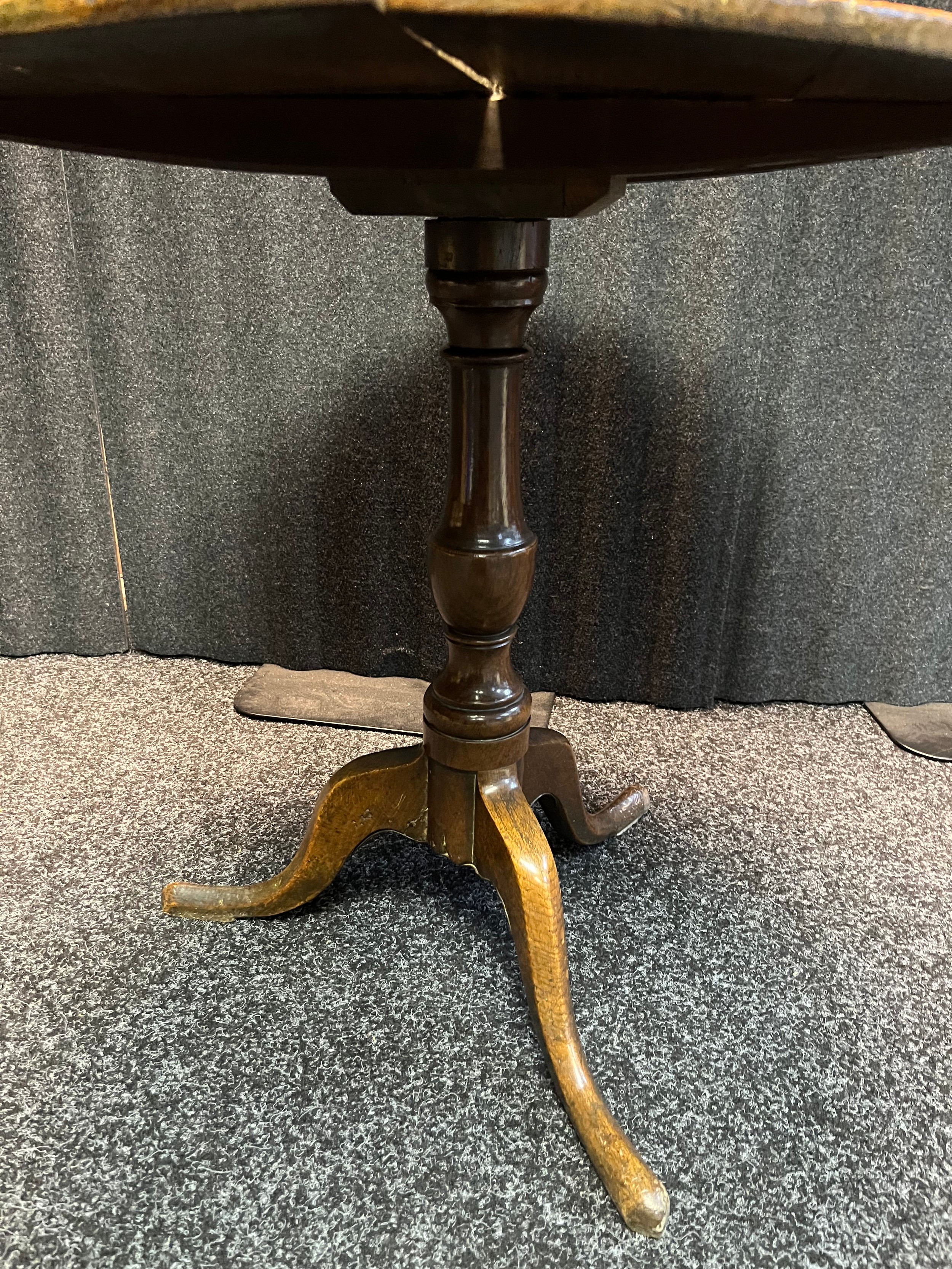 18th/19th century snap top table, the circular top raised on a tripod base [64cm high, 64cm in - Image 3 of 6