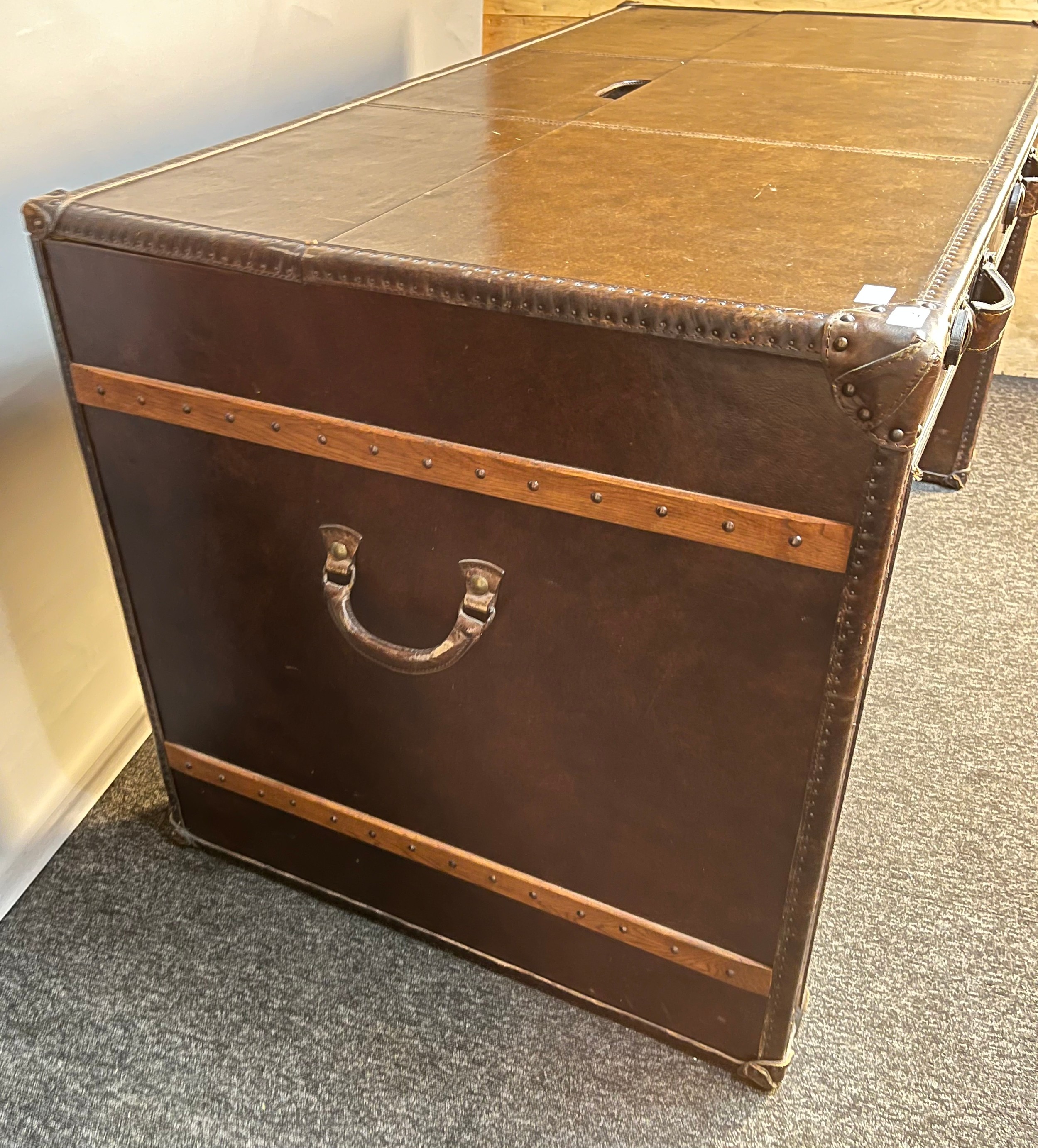 Contemporary leather trunk design desk [Timothy Oulton], the rectangular top above three short - Image 3 of 6