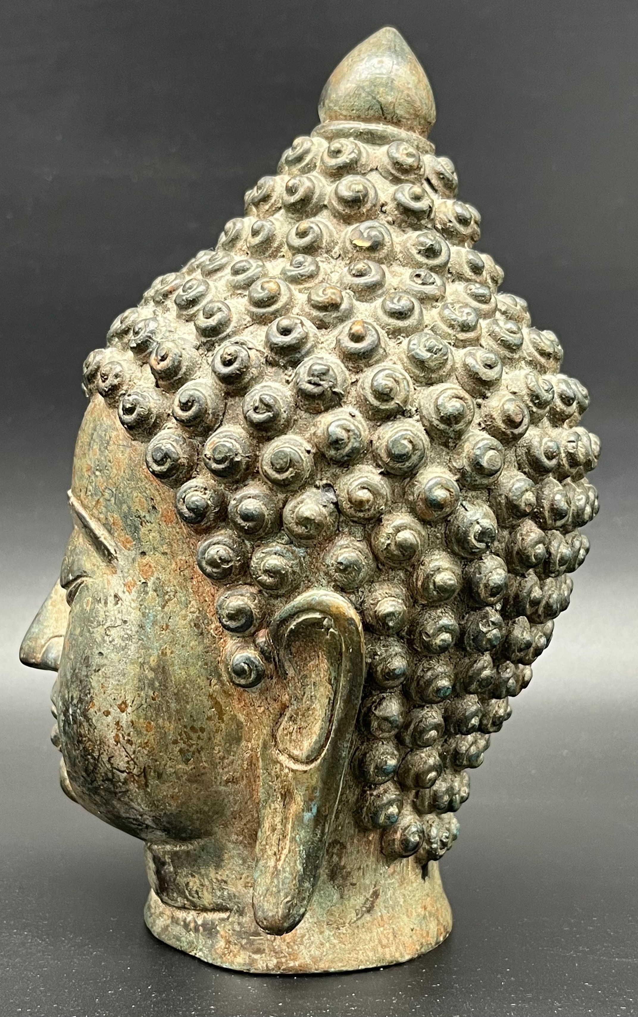 Antique Chinese Monumental Bronze head of Buddha Shakyamuni. Beautiful patina and detail showing. - Image 2 of 8