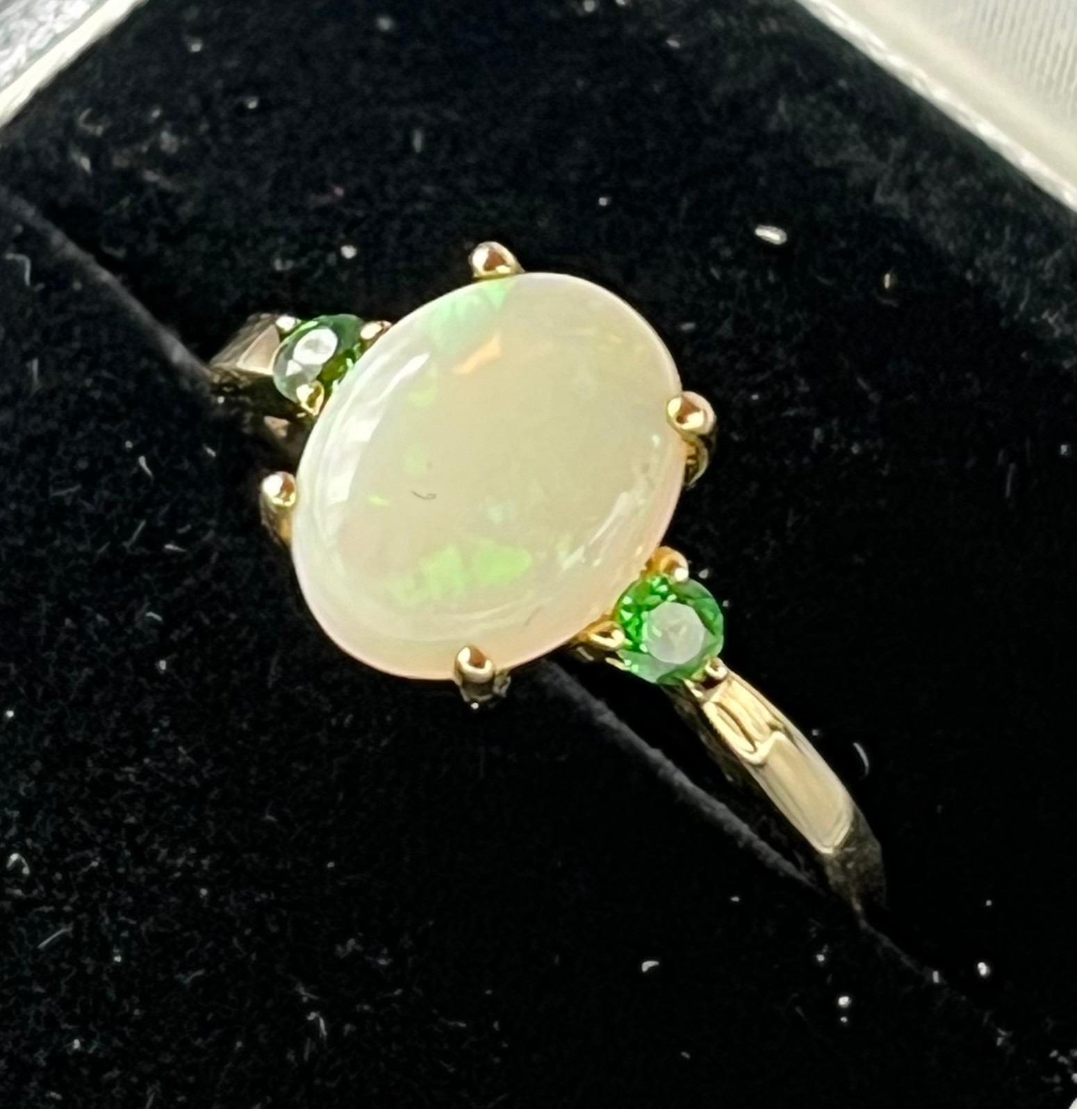 10ct yellow gold ladies ring set with an oval cut opal centre stone off set by green Tourmaline - Image 2 of 3