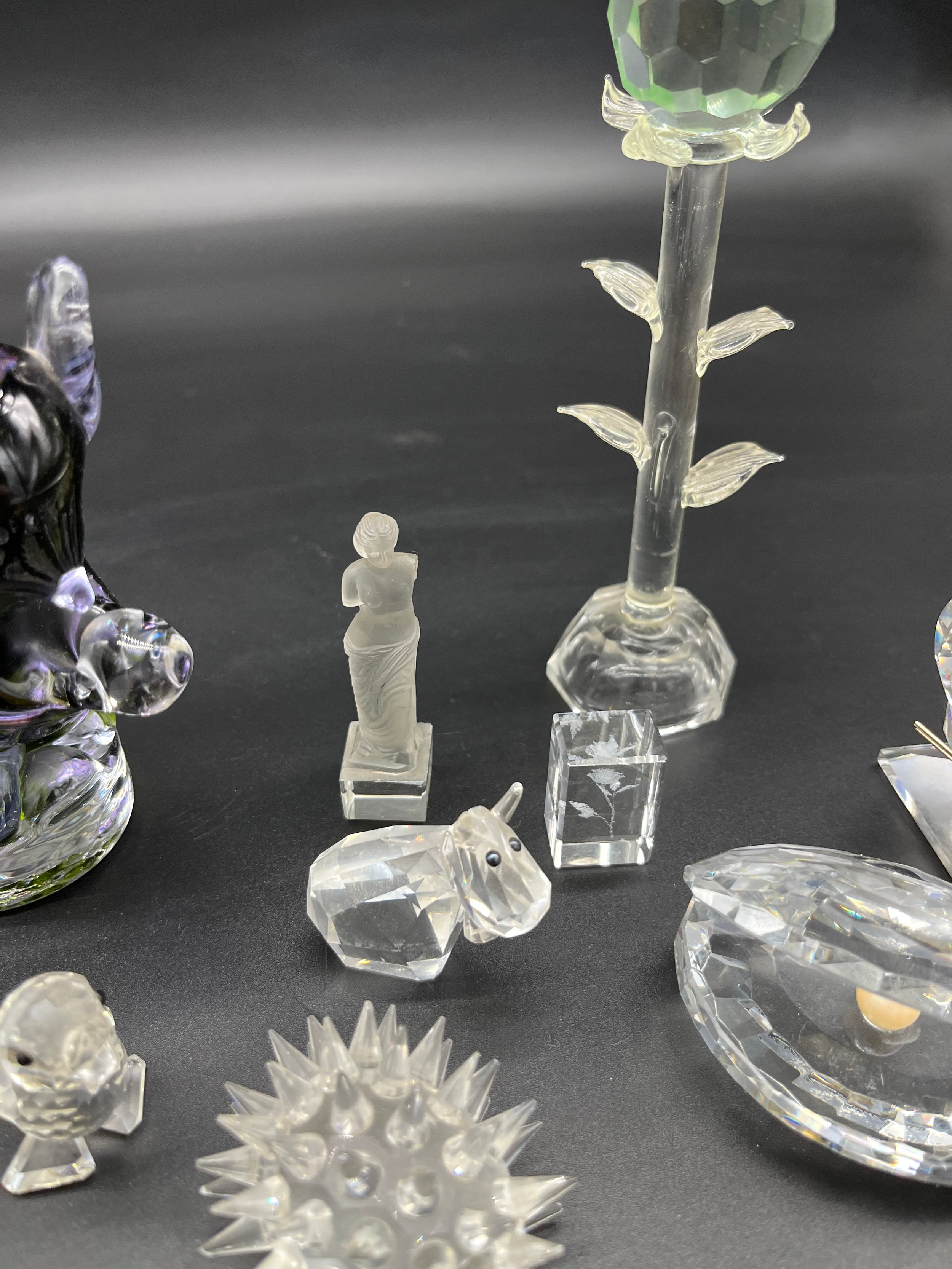 A Quantity of crystal and art glass animals to include various Swarovski crystal figures. - Image 3 of 4