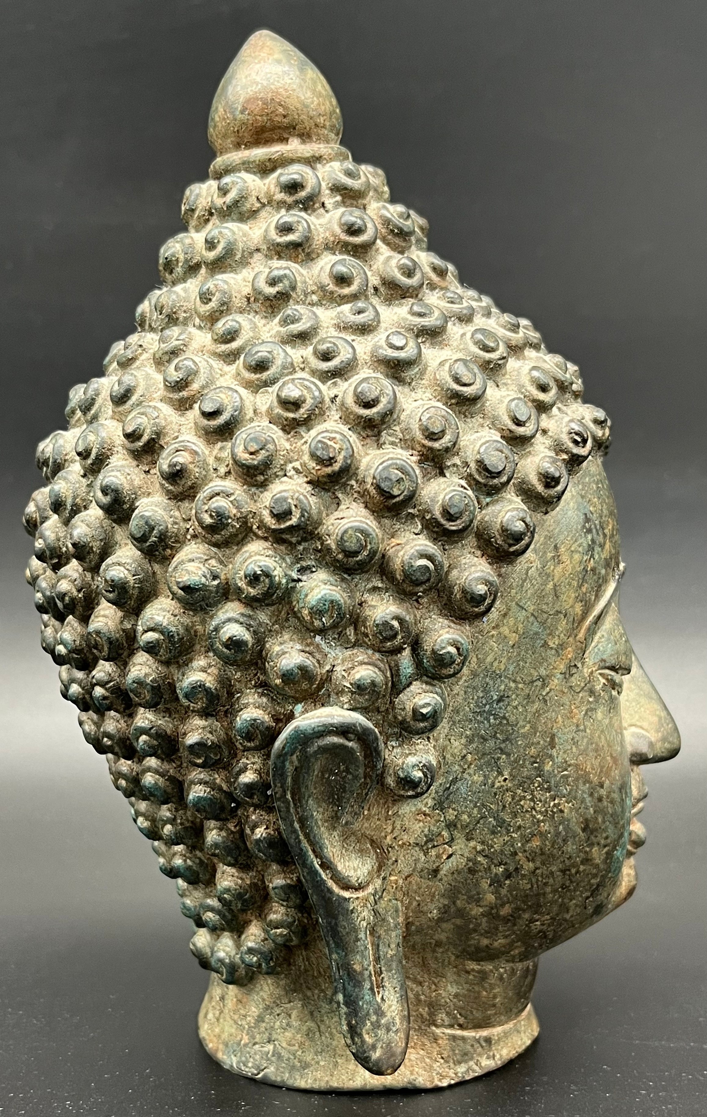 Antique Chinese Monumental Bronze head of Buddha Shakyamuni. Beautiful patina and detail showing. - Image 4 of 8