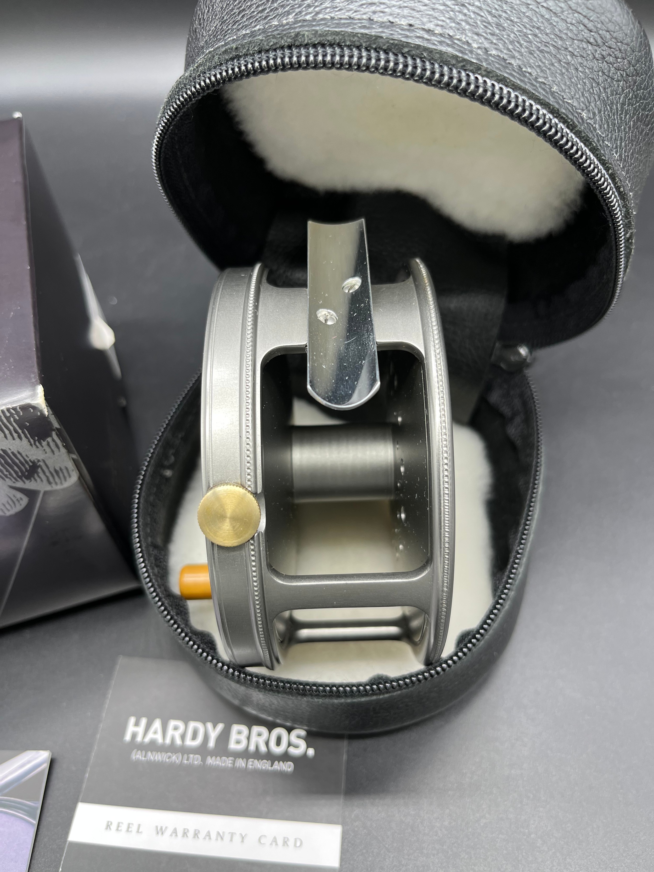Hardy Bros. The 'Perfect' 4 1/4" Wide Spool fly reel. Mint condition. Comes with bag, box and - Bild 4 aus 6