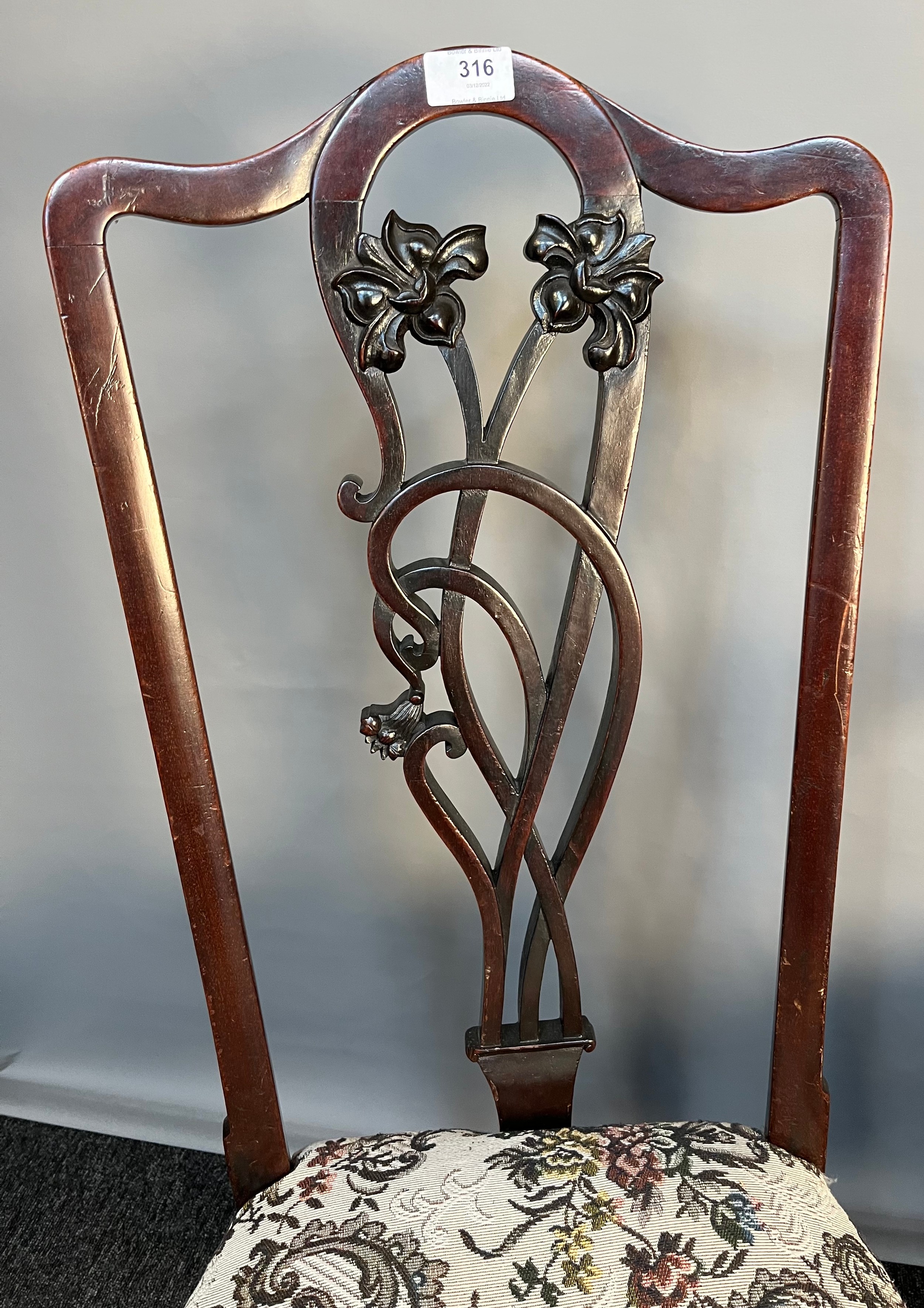 Art Nouveau chair, the shaped back with central moulded foliate splat, above open arm supports and - Image 3 of 4