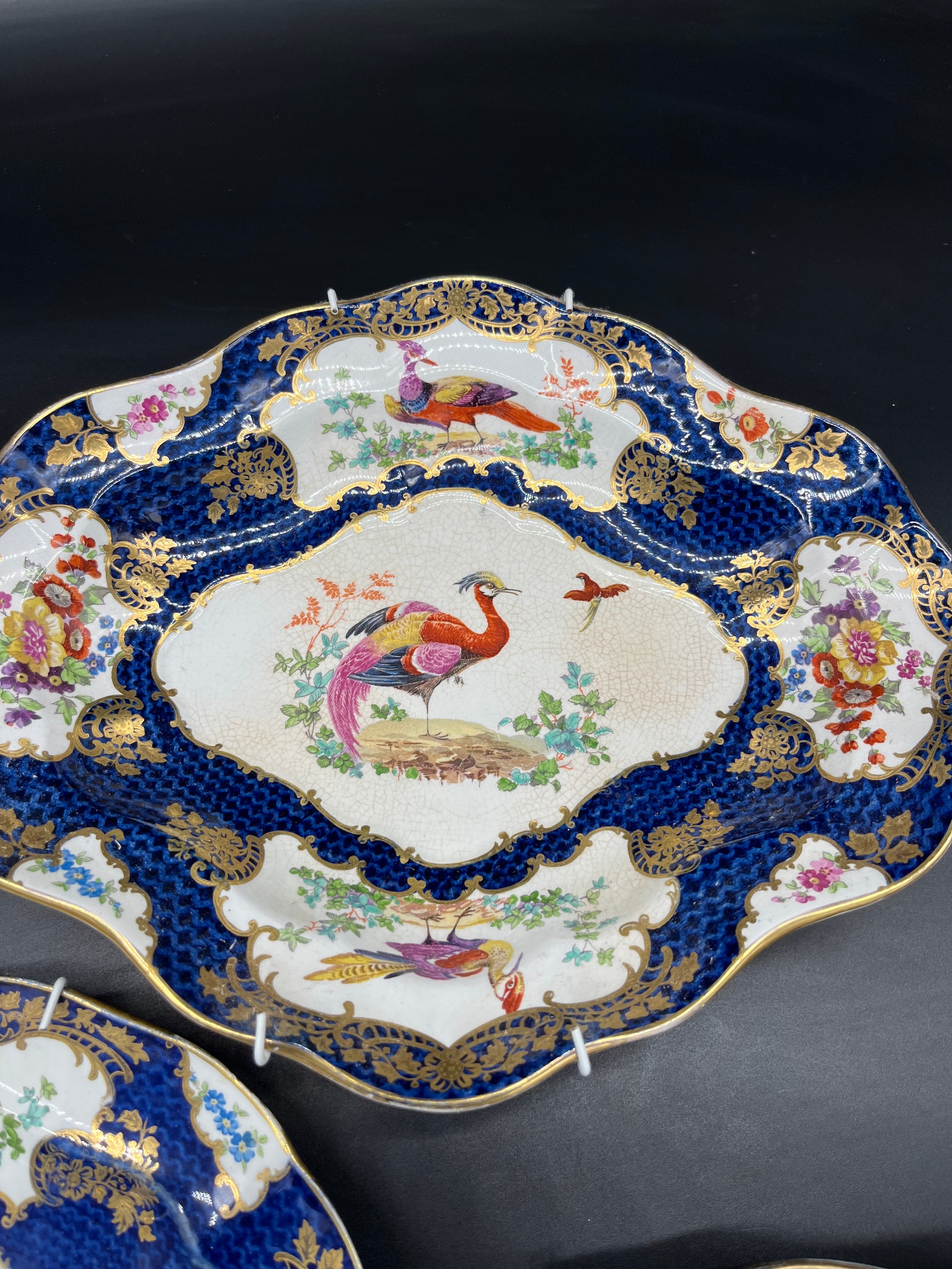 A selection of 19th century Birds of Paradise design wall hanging plates/ cabinet plates and bowls. - Image 2 of 3