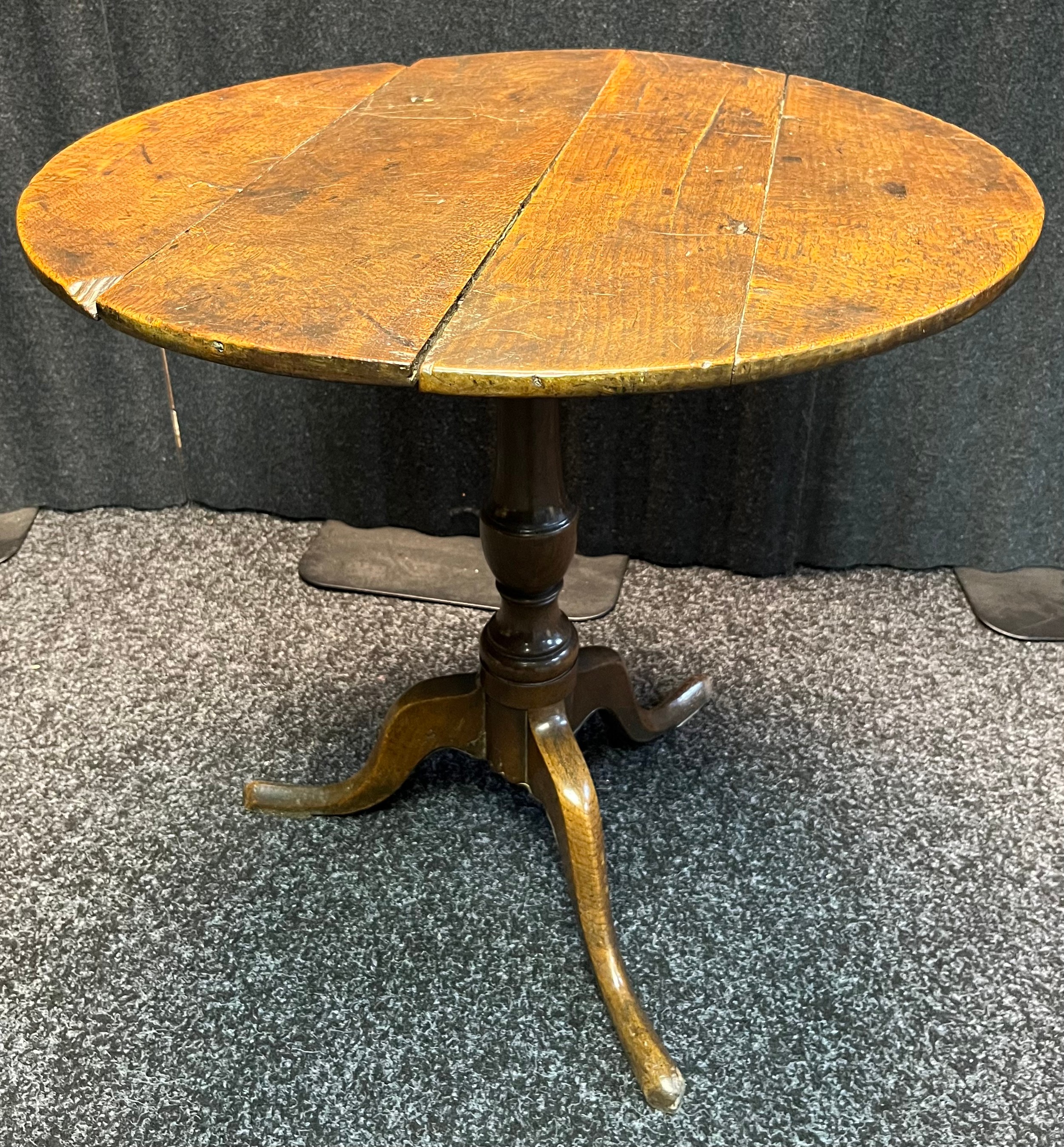 18th/19th century snap top table, the circular top raised on a tripod base [64cm high, 64cm in