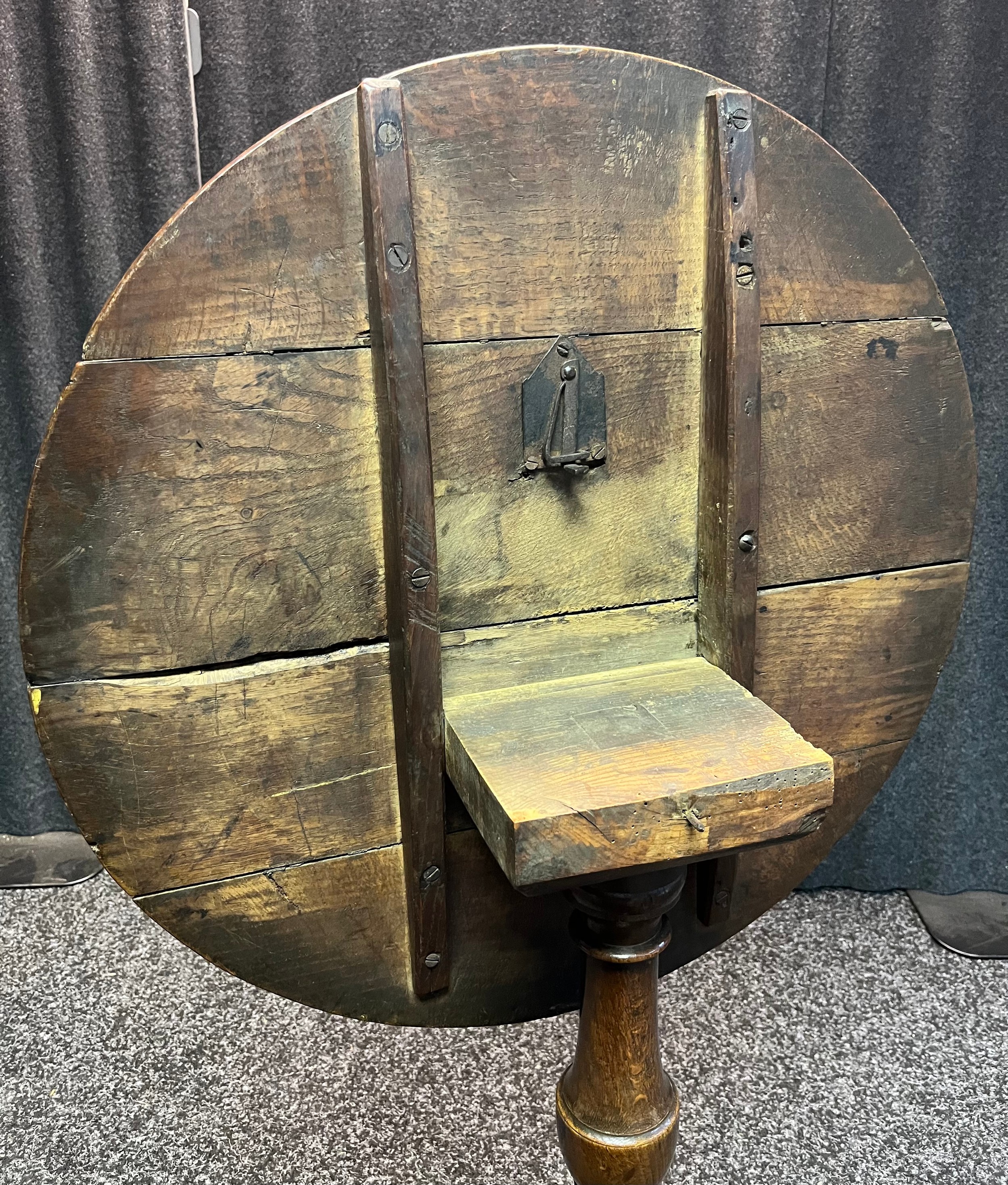 18th/19th century snap top table, the circular top raised on a tripod base [64cm high, 64cm in - Image 4 of 6
