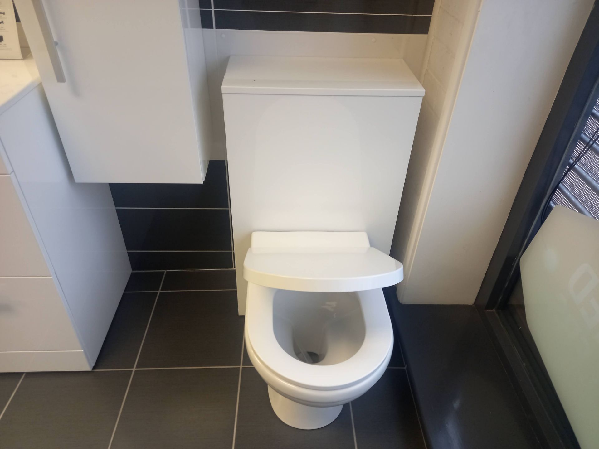 White Toilet Unit - Image 3 of 3