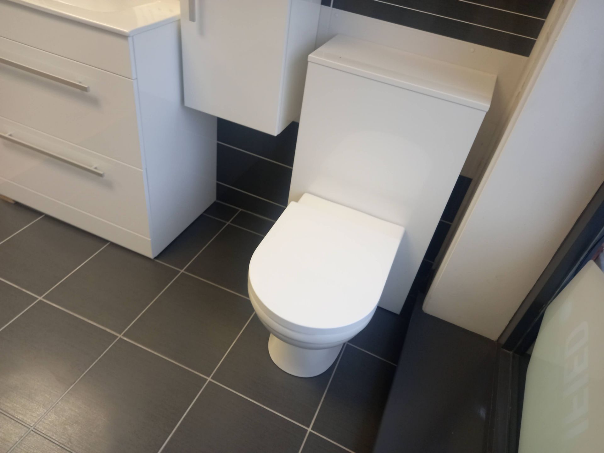 White Toilet Unit - Image 2 of 3
