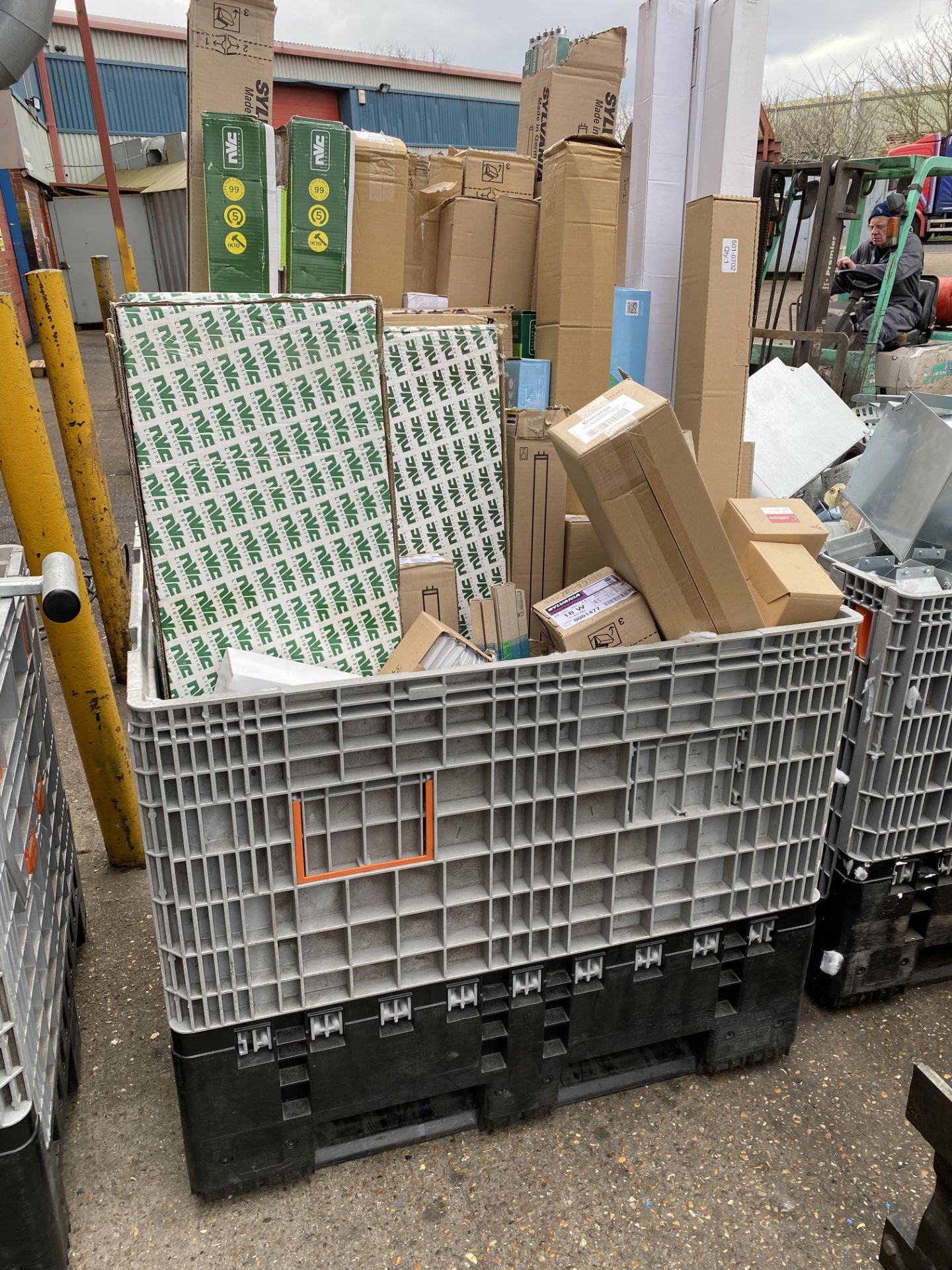 Bulk lot of ex-distributer electrical component stock, 12 pallets - Image 5 of 12