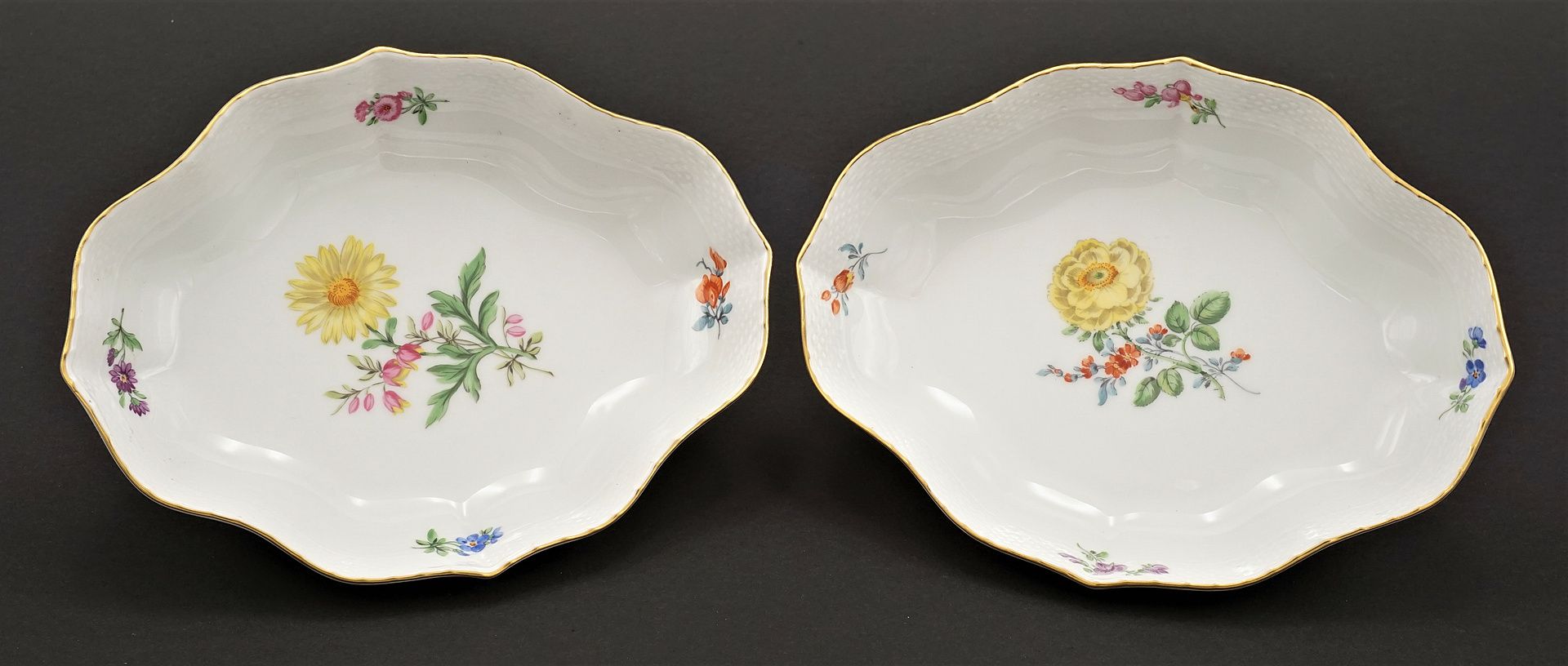 Zwei Meissen Schalen mit Bunter Blume