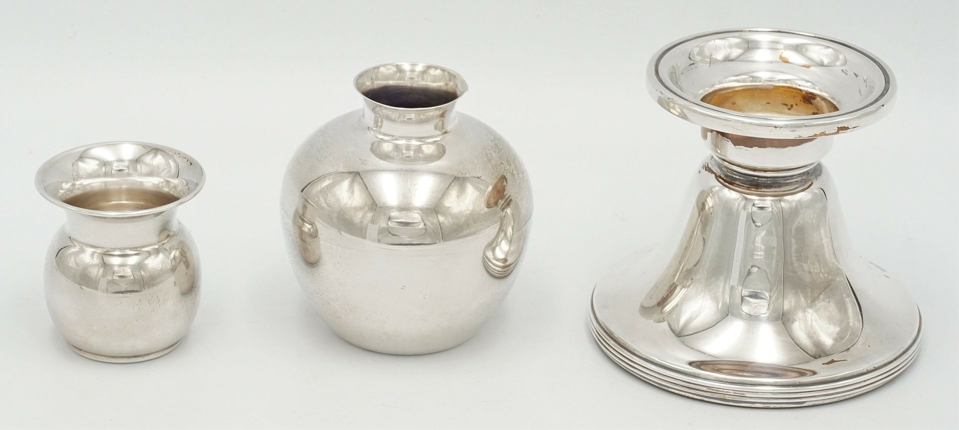 Kännchen, Vase und Kerzenhalter aus Silber