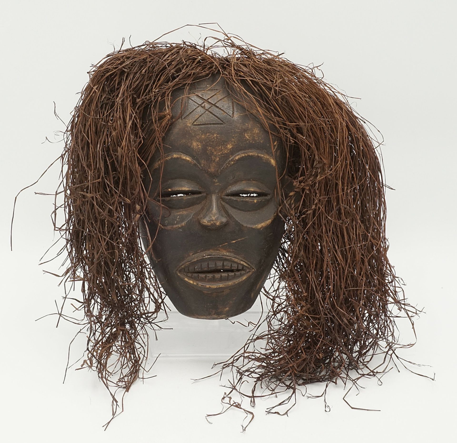 Small Mwana Pwo mask of the Chokwe people, Angola - Image 2 of 4