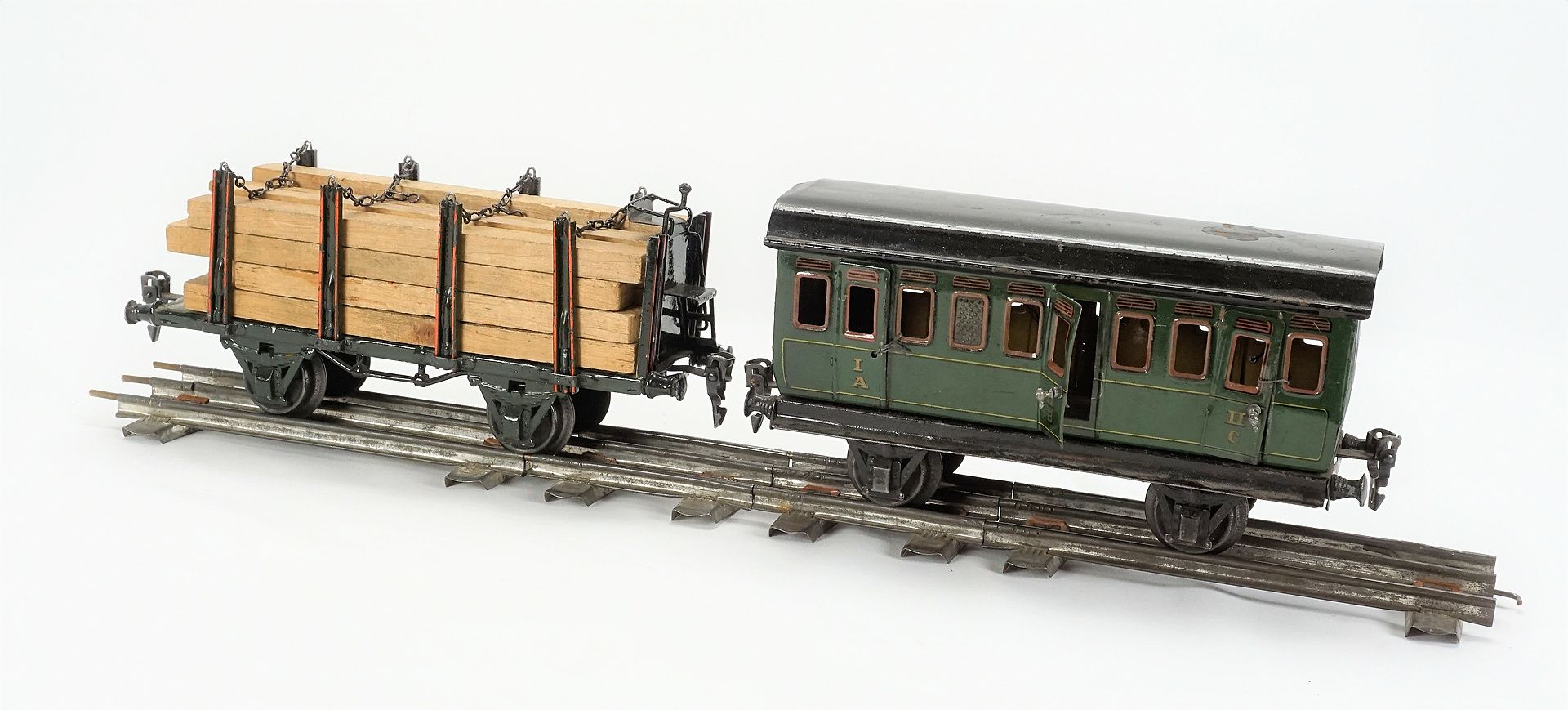 Bing elektrische 2B Schlepptender-Lok mit 4 Wagons und Zubehör,   um 1920 - Bild 2 aus 8