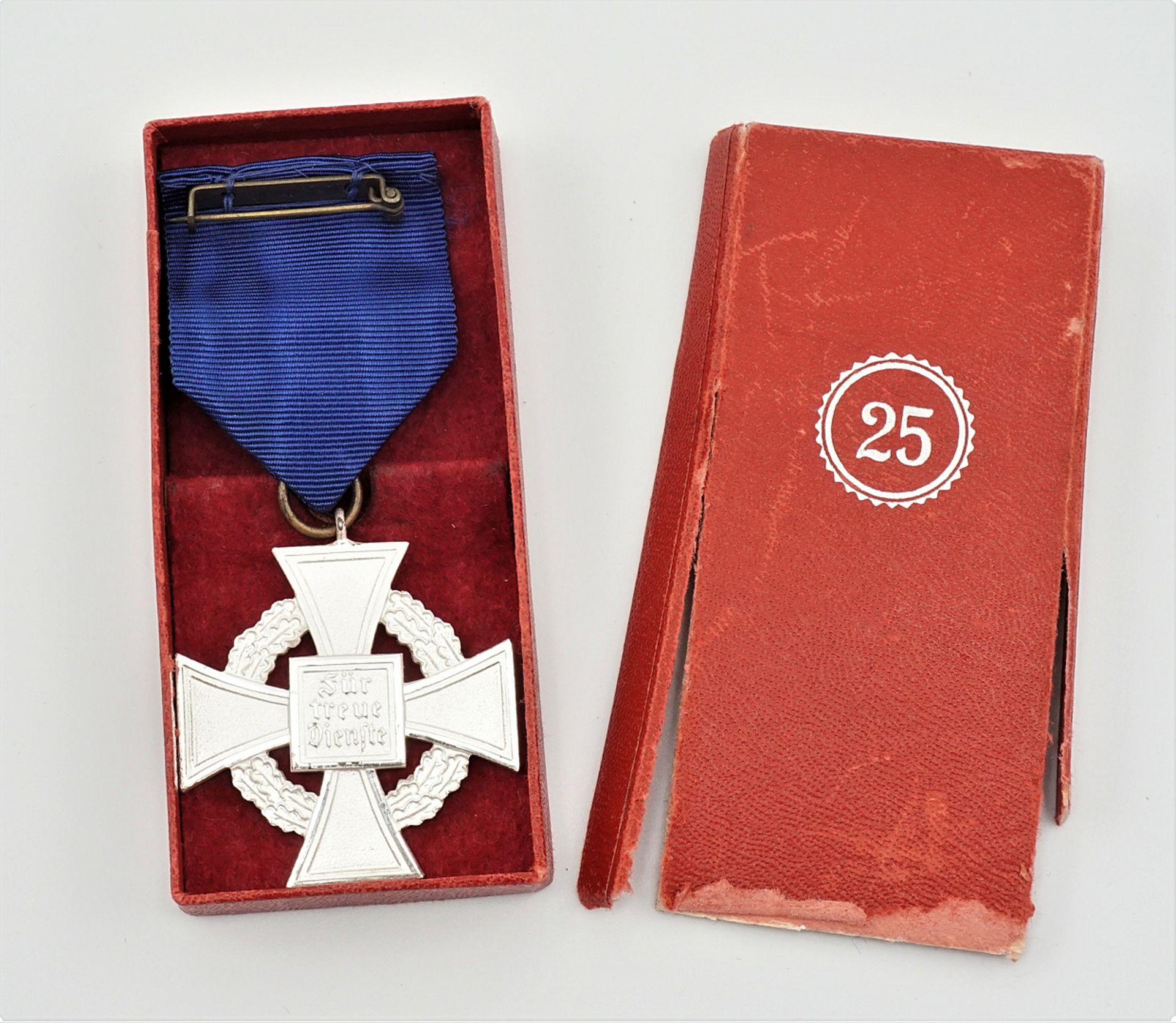 Kriegsverdienstkreuz (1939) ohne Schwerter 2. Klasse und Treudienst-Ehrenzeichen für 25 Jahre - Bild 3 aus 3