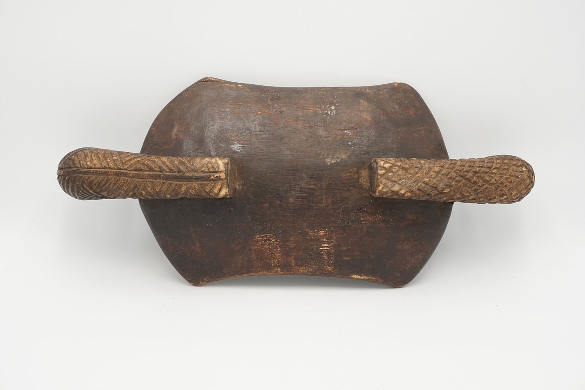 Ornamental tray with handles carved as heads, Africa - Image 5 of 5