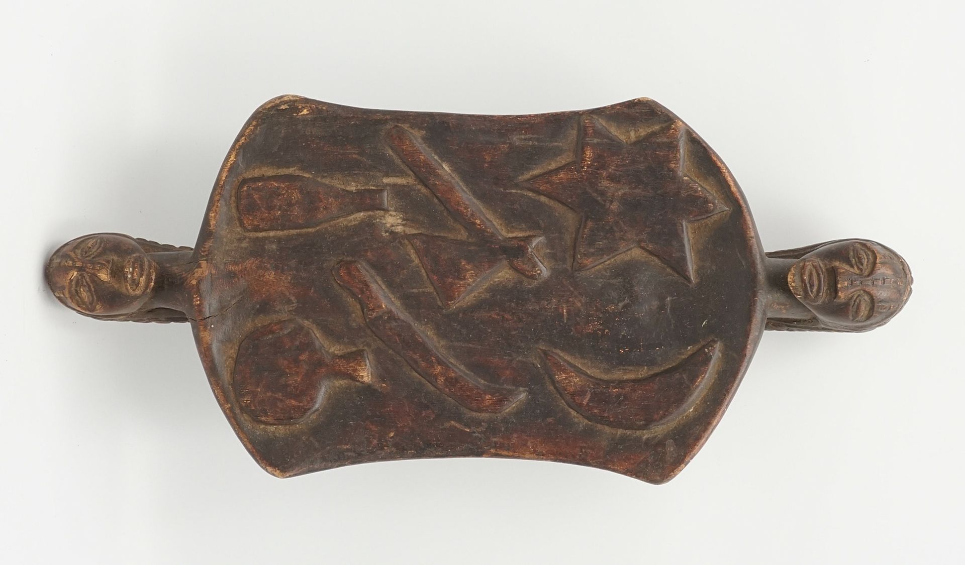 Ornamental tray with handles carved as heads, Africa - Image 3 of 5