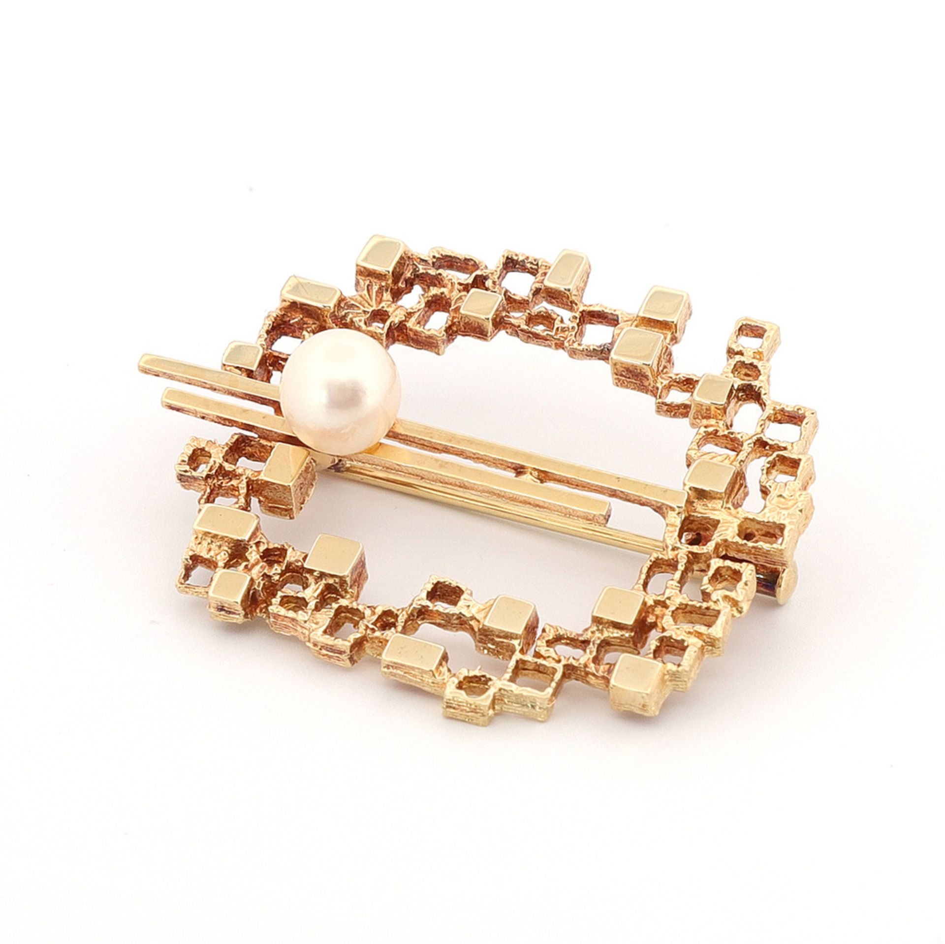 Modern brooch with pearl