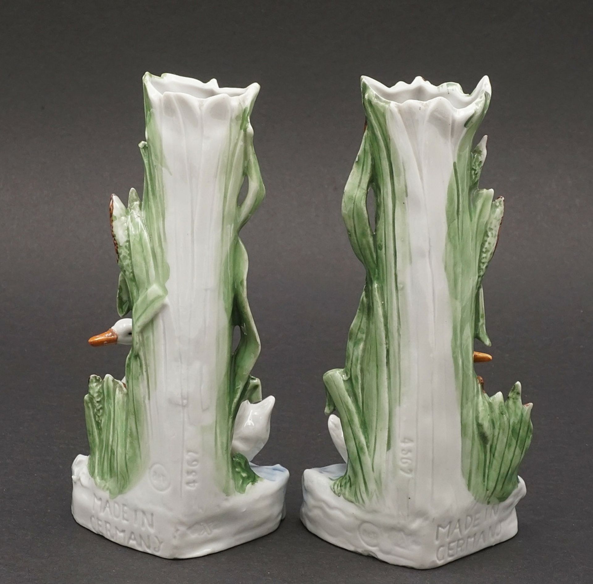 Vertiko figures, guardian angels and a pair of swan vases   - Image 2 of 7