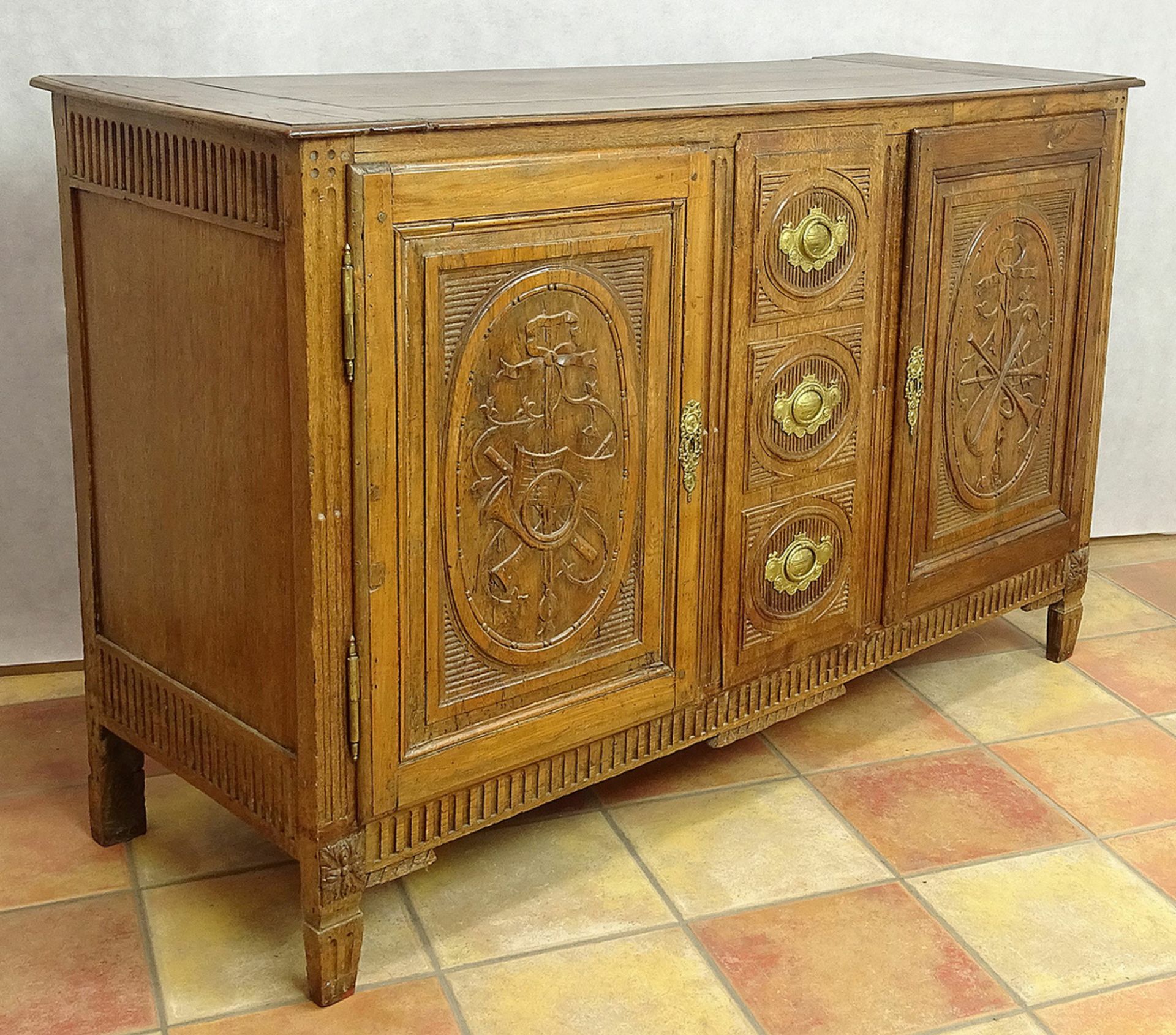 Richly carved French chest of drawers, walnut 