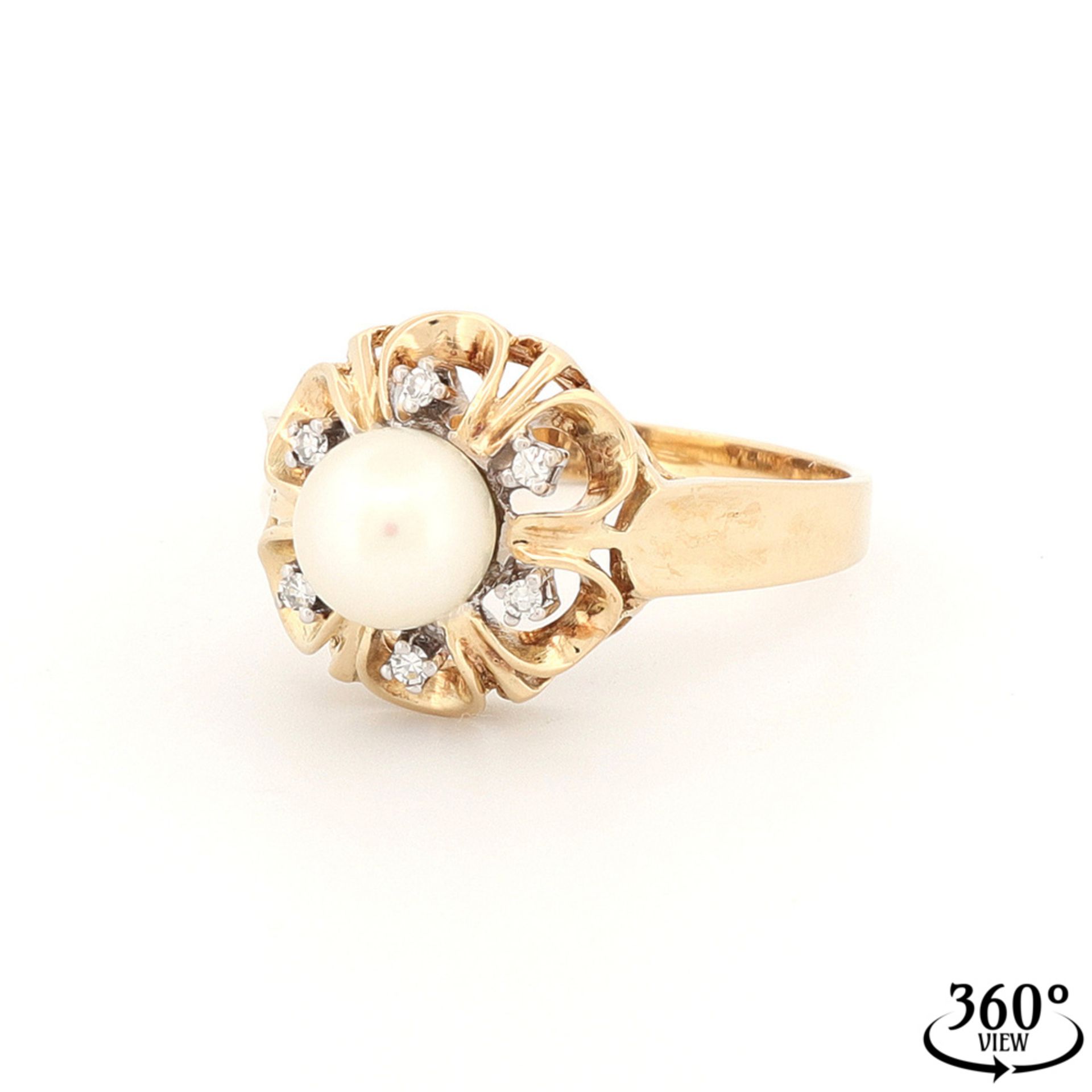 Entourage ring with pearl