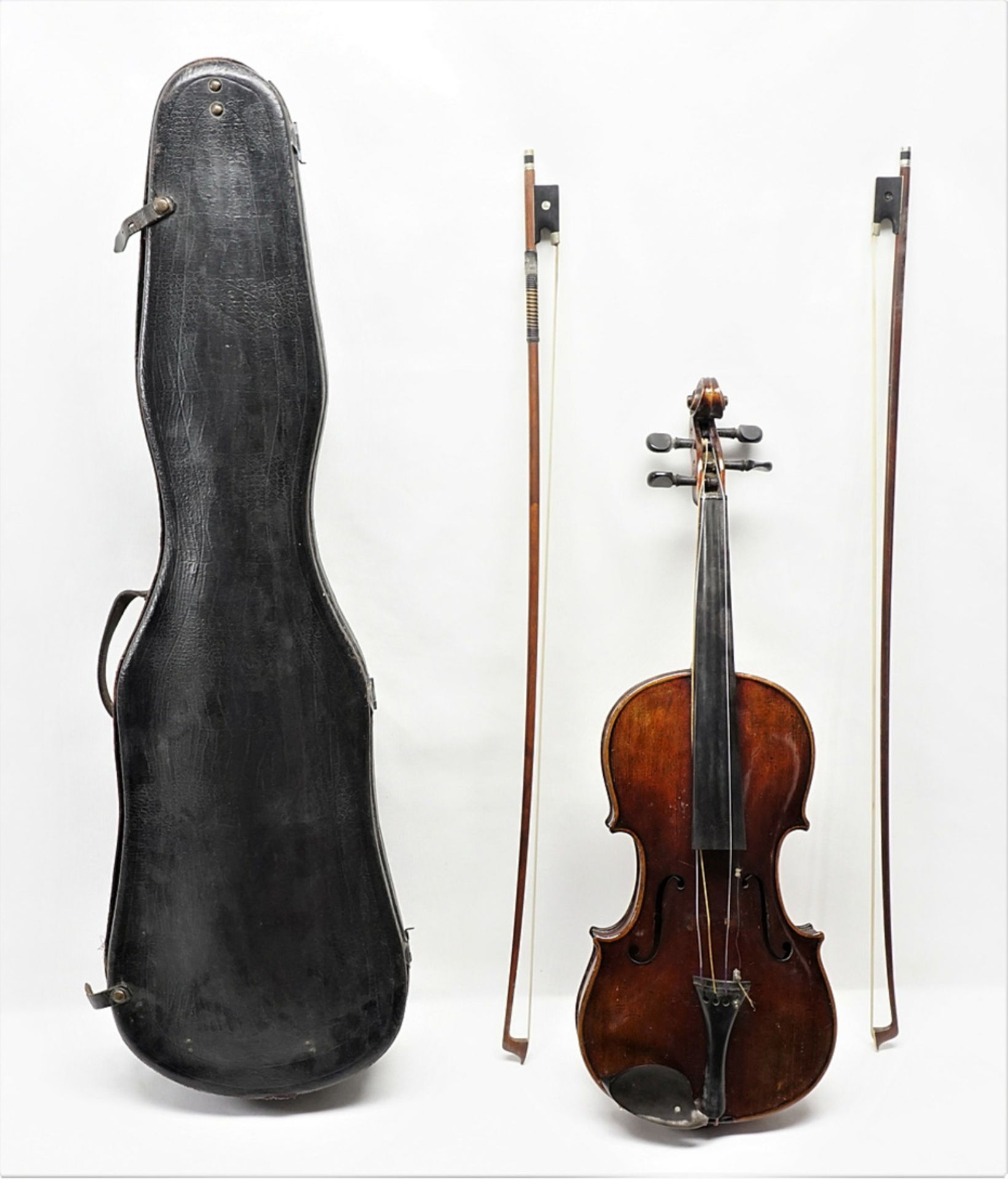 Violine mit zwei Bogen im Koffer