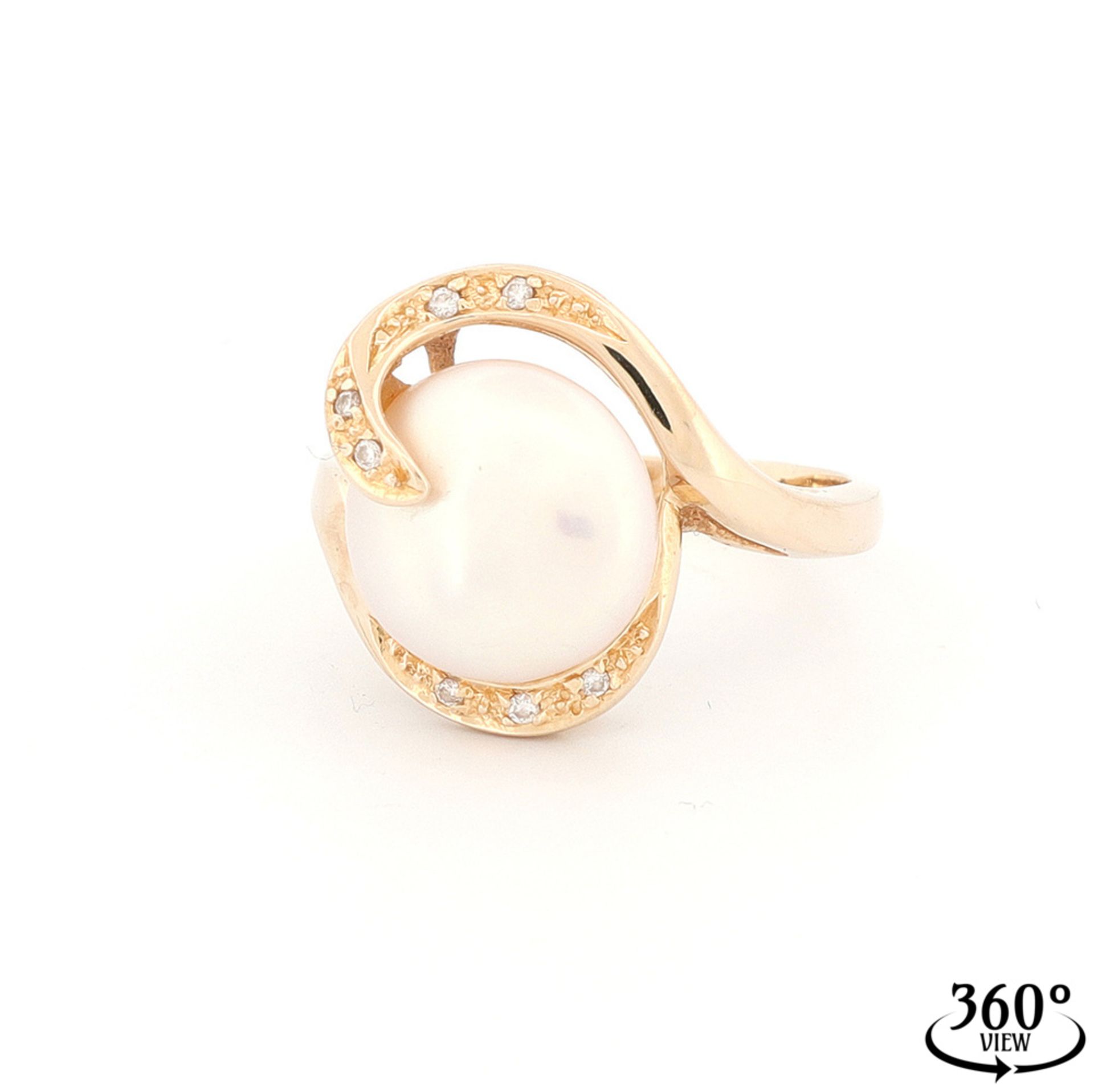 Modern ring with Mabé pearl