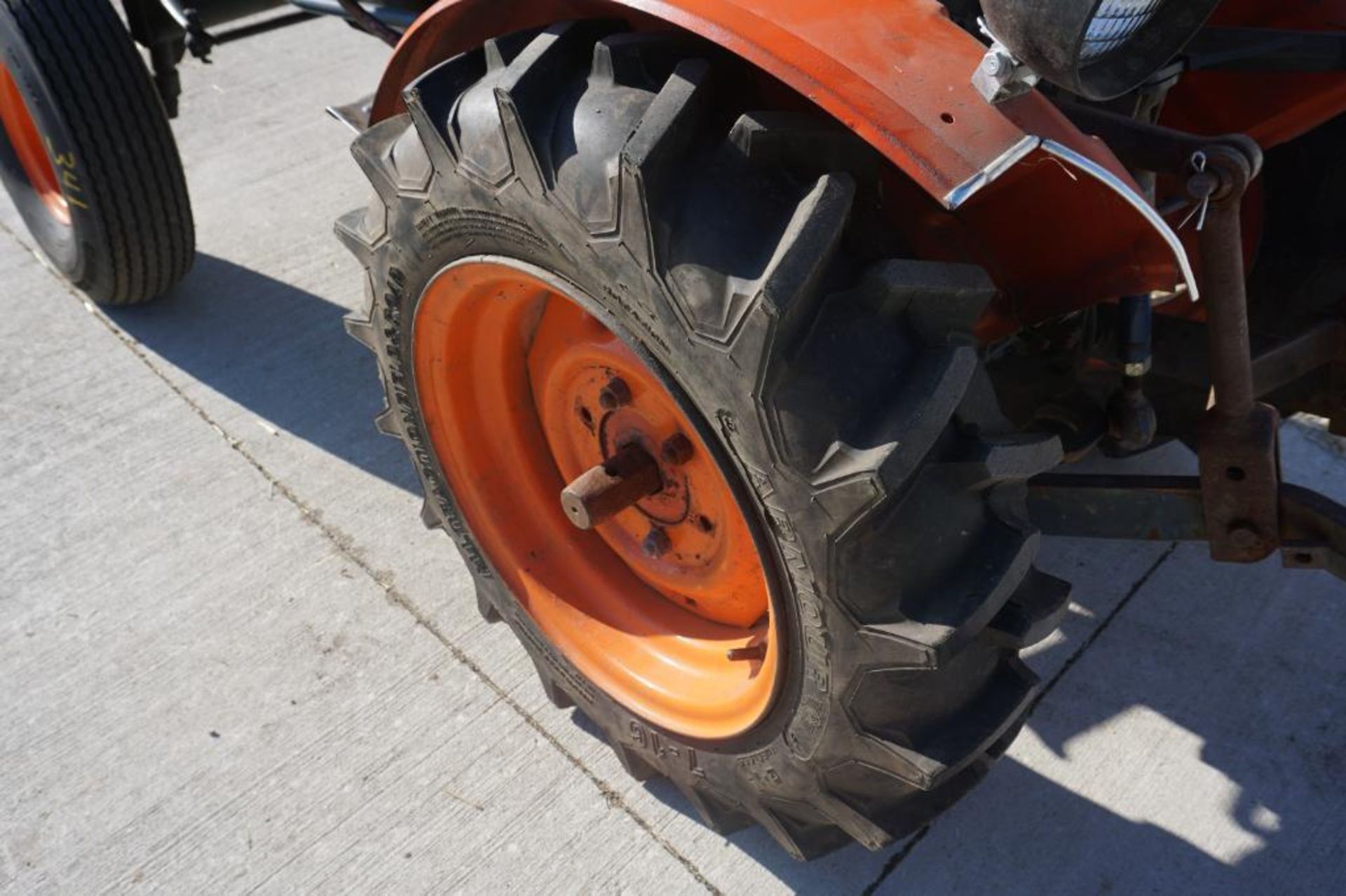 Kubota B6000E Tractor - Image 30 of 40