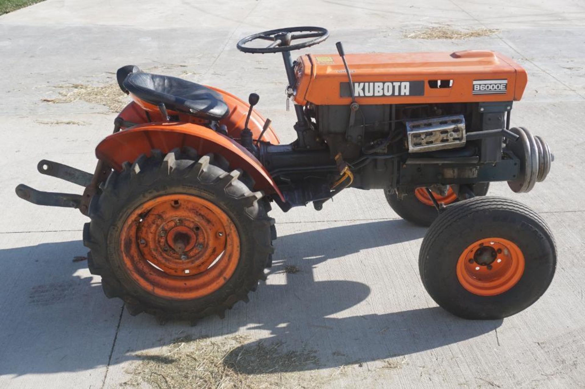 Kubota B6000E Tractor - Image 6 of 40