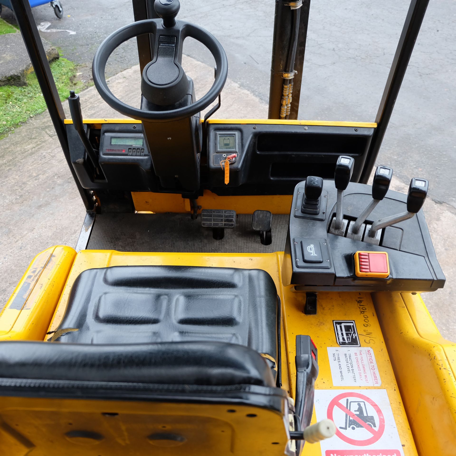 Jungheinrich 1800kg 3 Wheel Electric Forklift Truck with Charger. (1997) - Image 7 of 16